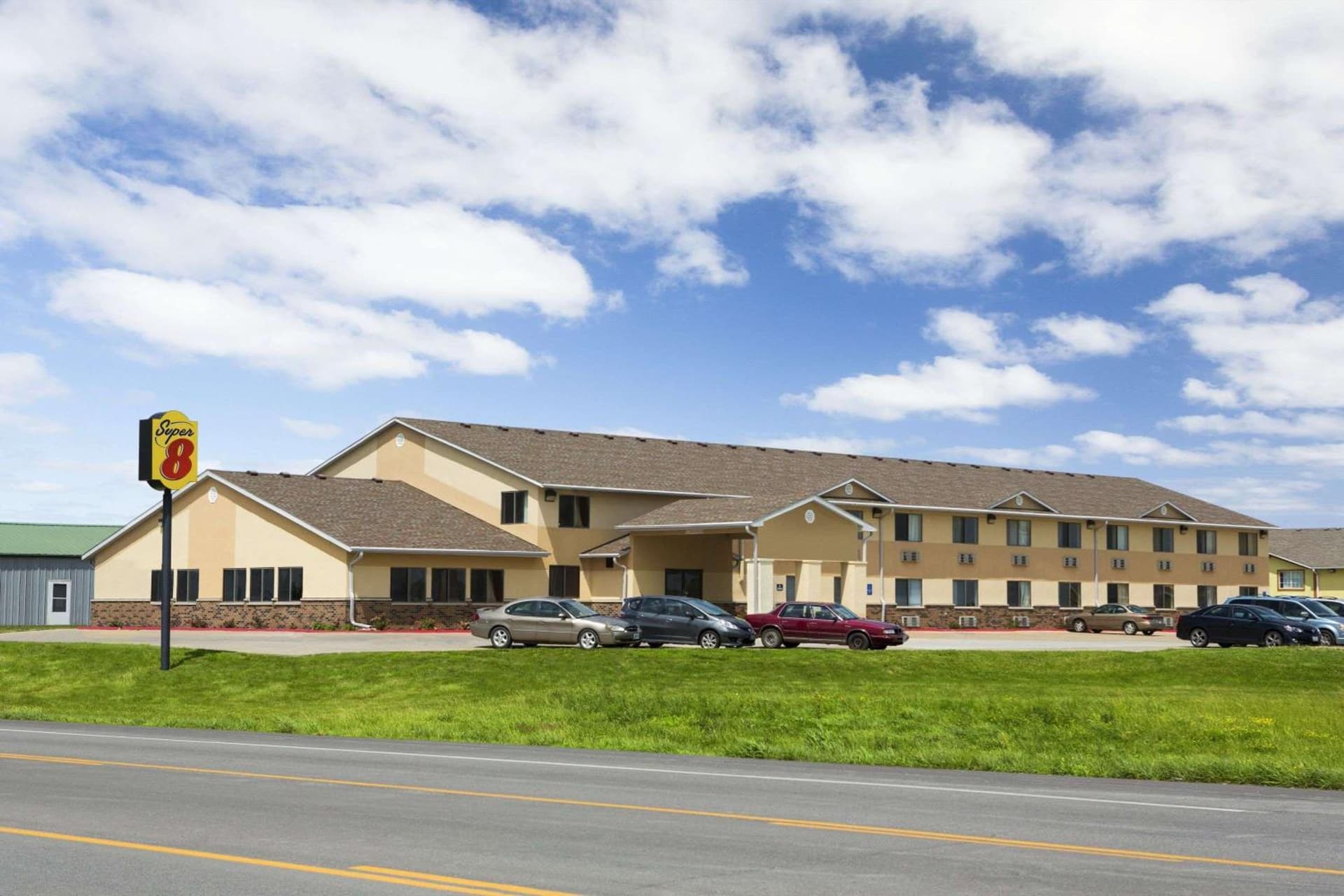 Super 8 by Wyndham Cameron interior in Cameron, MO — gallery photo 2