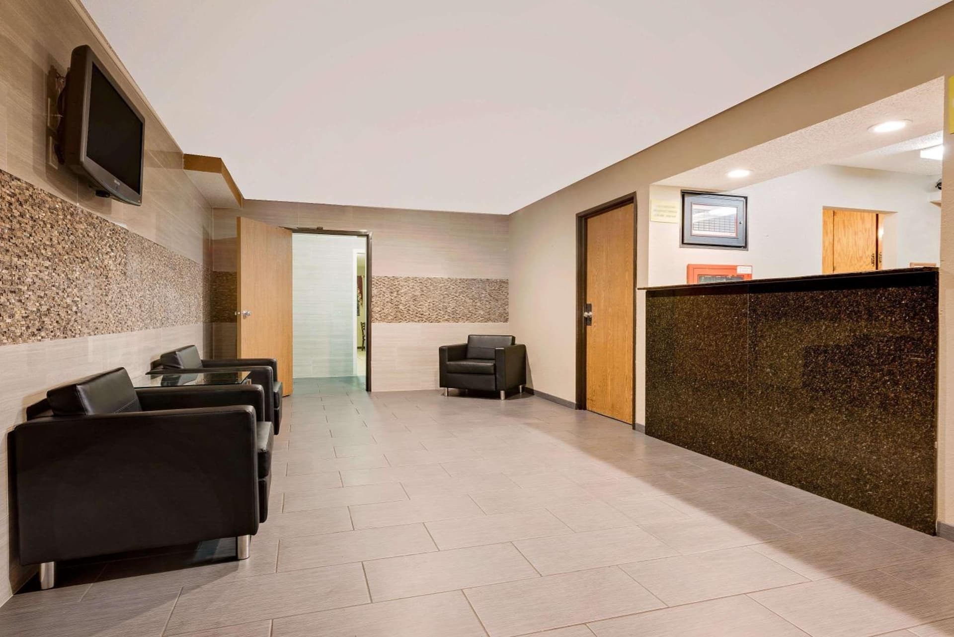 Super 8 by Wyndham Mentor/Cleveland Area property views in Mentor, OH — gallery photo 3