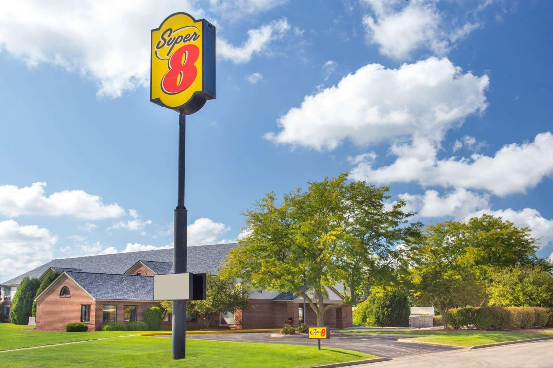 Super 8 by Wyndham Dodgeville interior in Dodgeville, WI — gallery photo 2