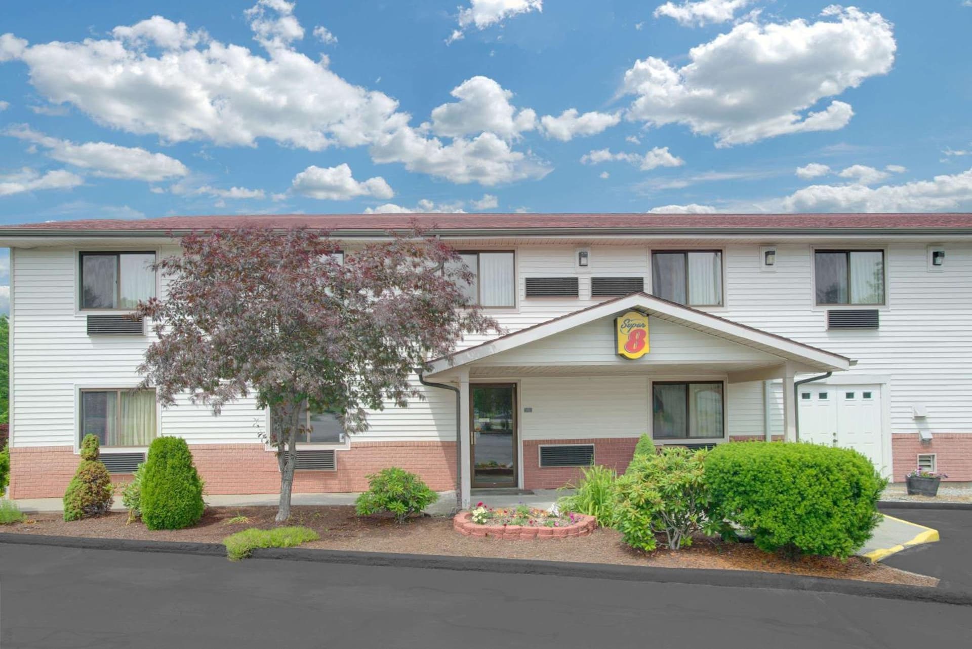 Super 8 by Wyndham Augusta interior in Augusta, ME — gallery photo 2