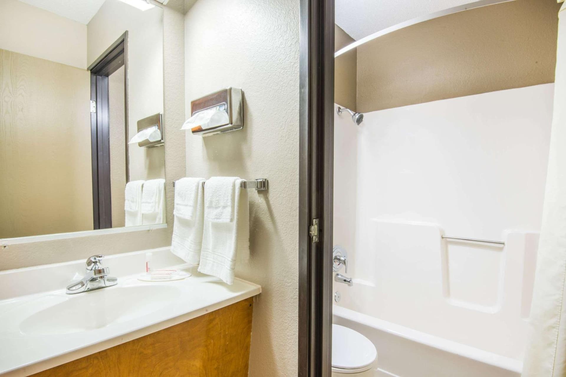 Super 8 by Wyndham Nevada interior in Nevada, MO — gallery photo 2