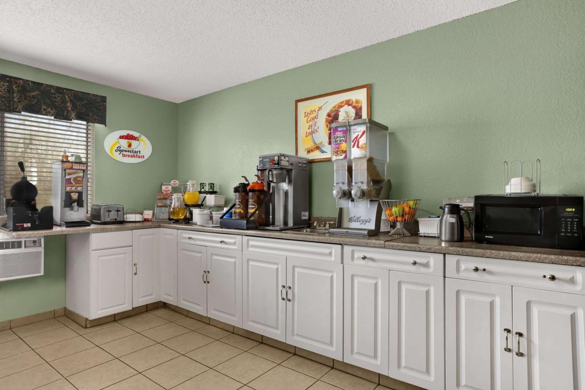 Quality Inn Jackson North interior in Jackson, MI — gallery photo 2
