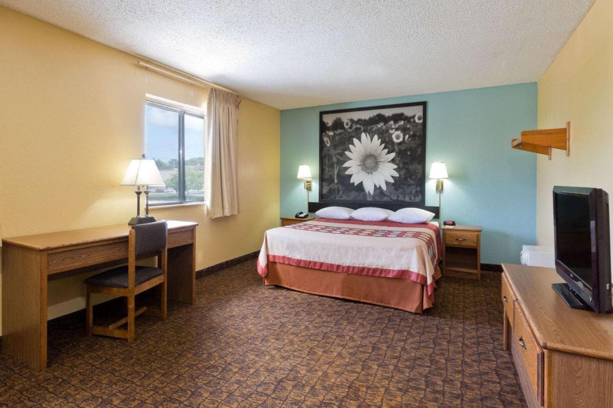 Super 8 by Wyndham Lexington Park/California Area property views in California, MD — gallery photo 3