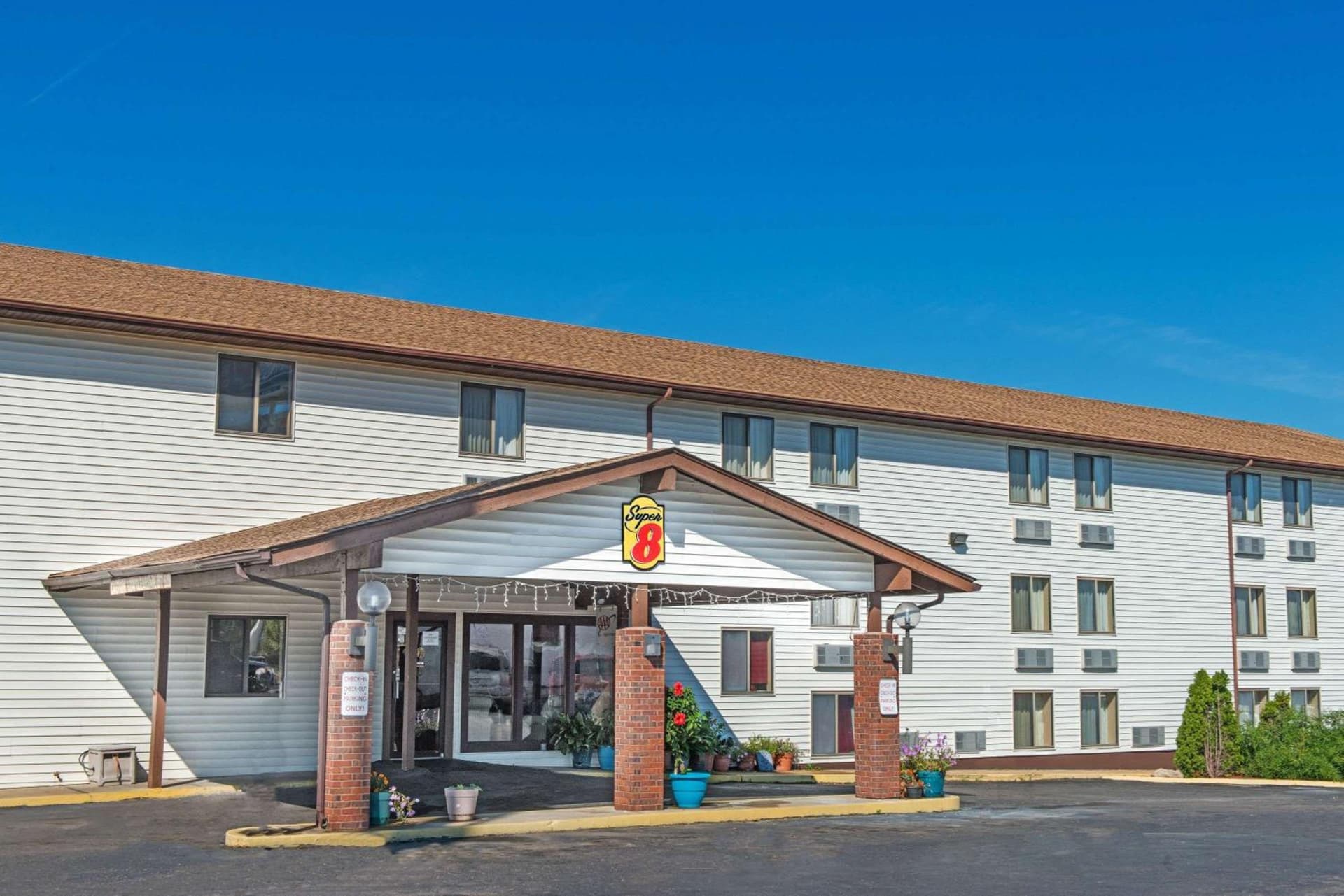Super 8 by Wyndham Sullivan featured exterior or lobby in Sullivan, MO — similar hotel