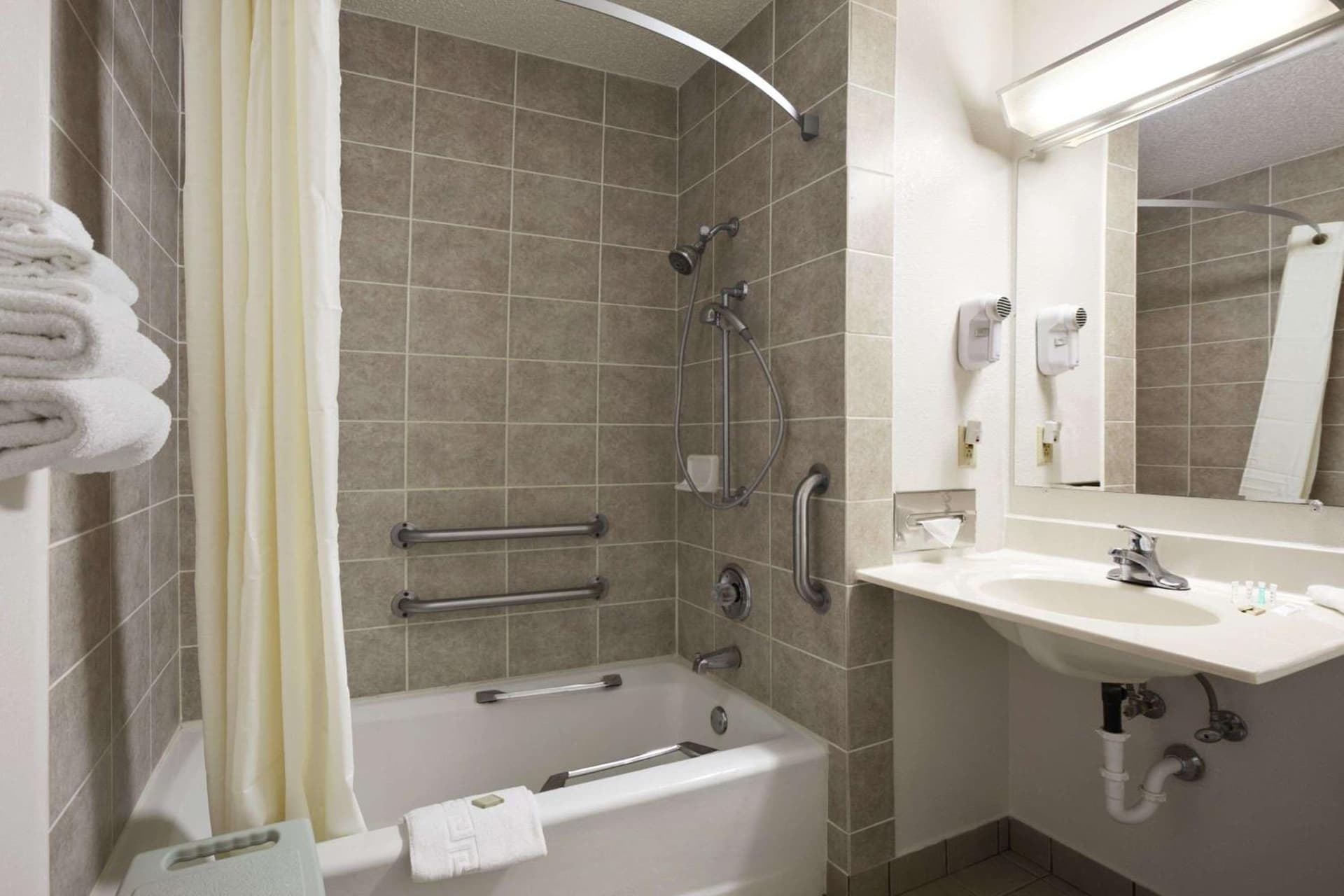 Super 8 by Wyndham Peru Starved Rock State Park property views in Peru, IL — gallery photo 3