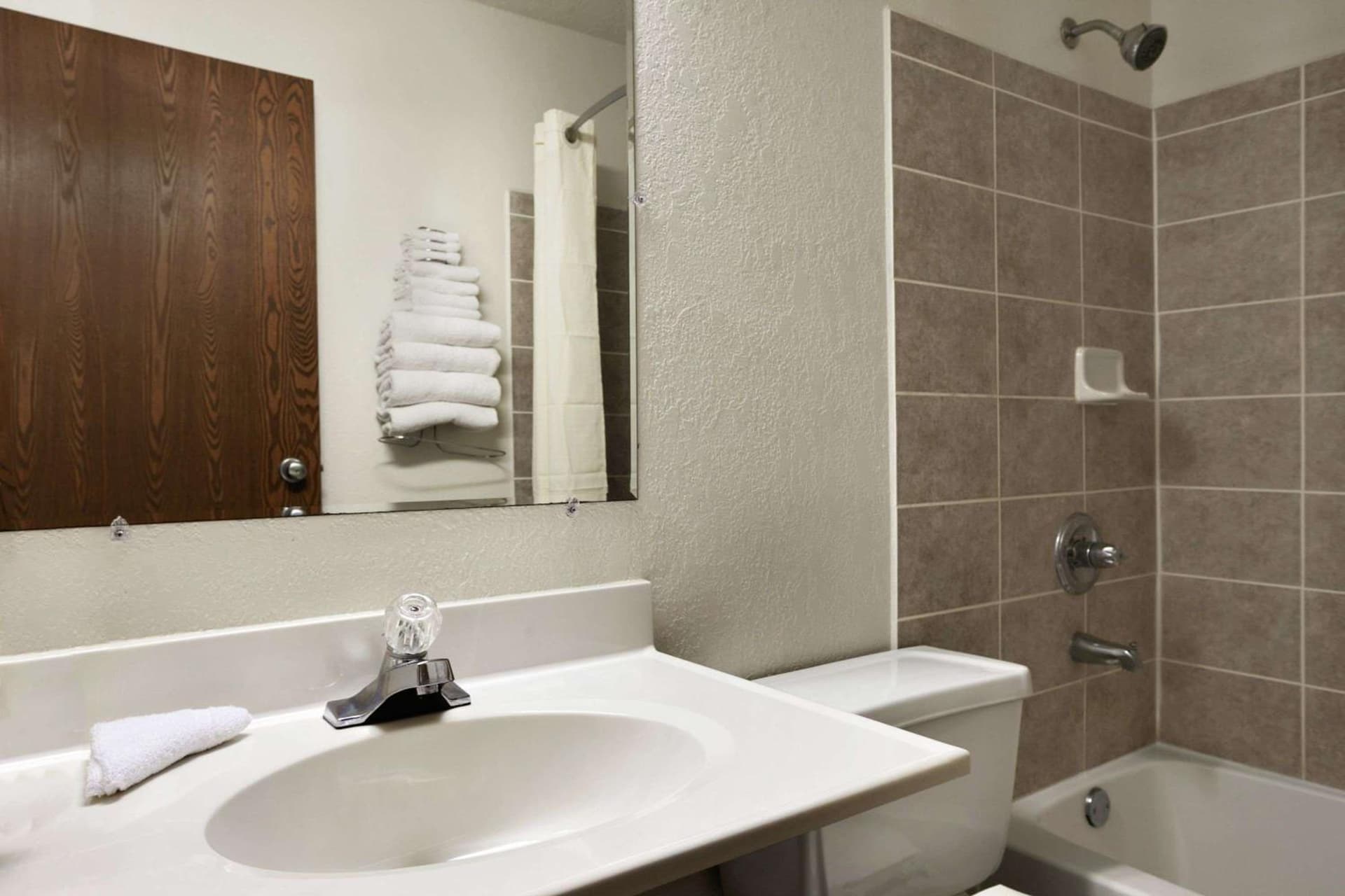 Super 8 by Wyndham Peru Starved Rock State Park interior in Peru, IL — gallery photo 2