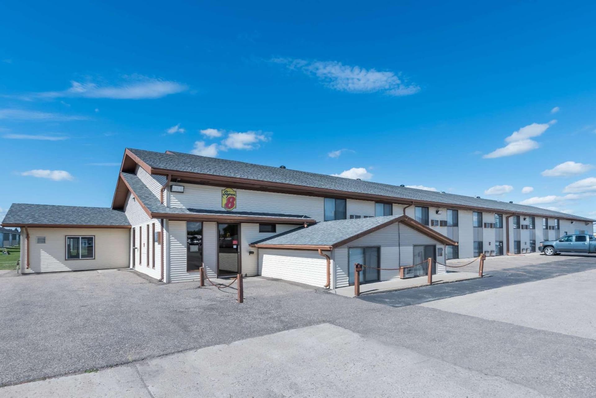 Super 8 by Wyndham Devils Lake interior in Devils Lake — gallery photo 2