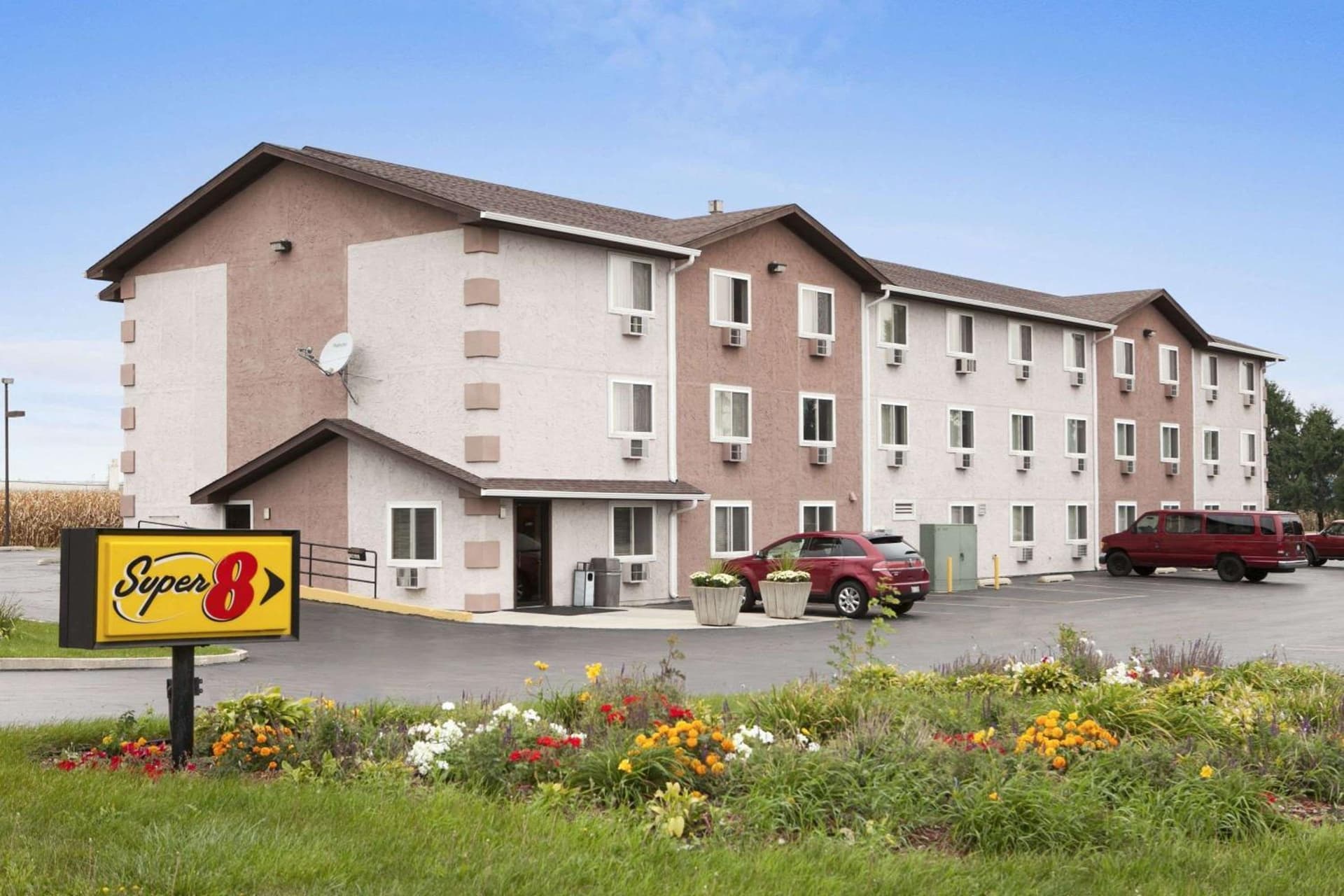 Super 8 by Wyndham Peru Starved Rock State Park — hotel in Peru, Illinois