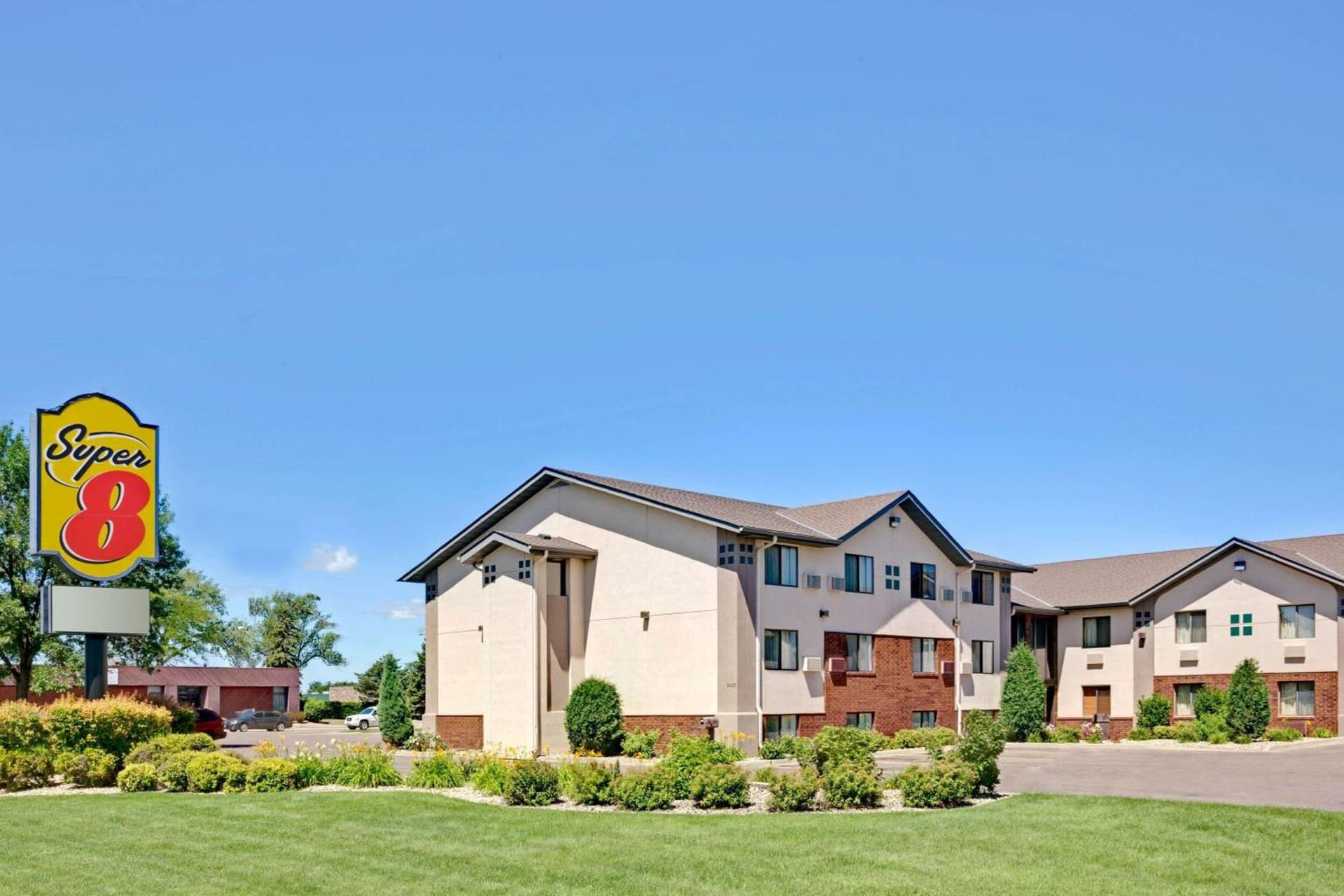 Super 8 by Wyndham Aberdeen East interior in Aberdeen, SD — gallery photo 2