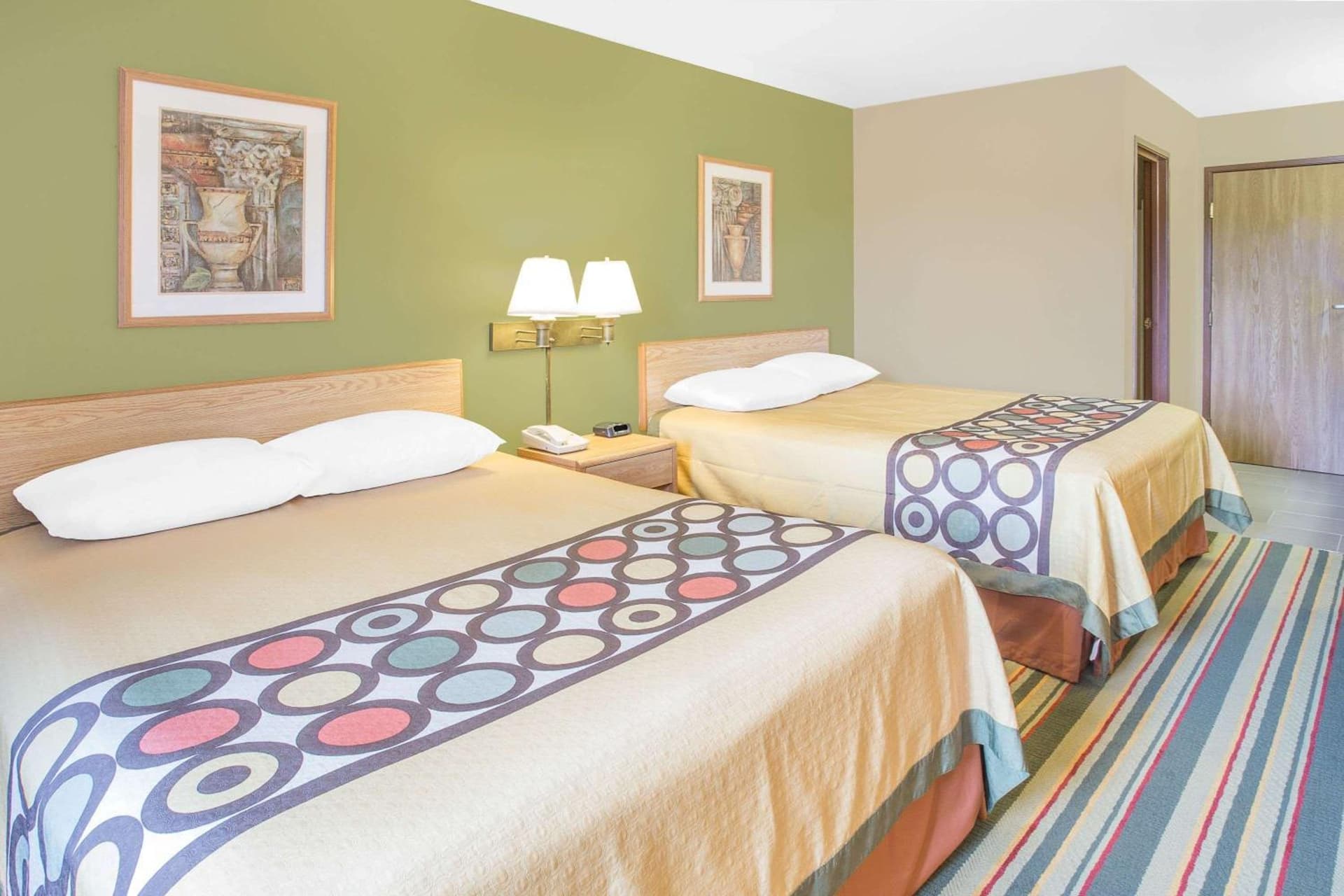 Super 8 by Wyndham East Moline property views in East Moline, IL — gallery photo 3