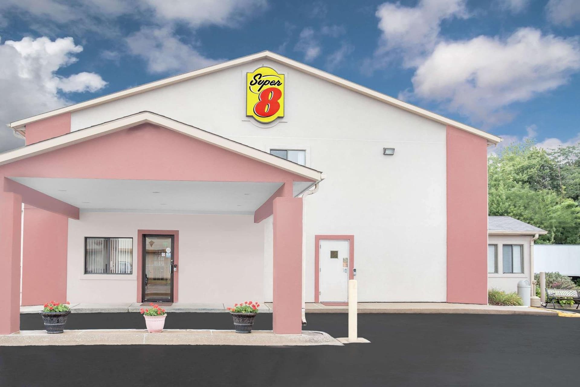 Super 8 by Wyndham East Moline featured exterior or lobby in East Moline, IL — similar hotel