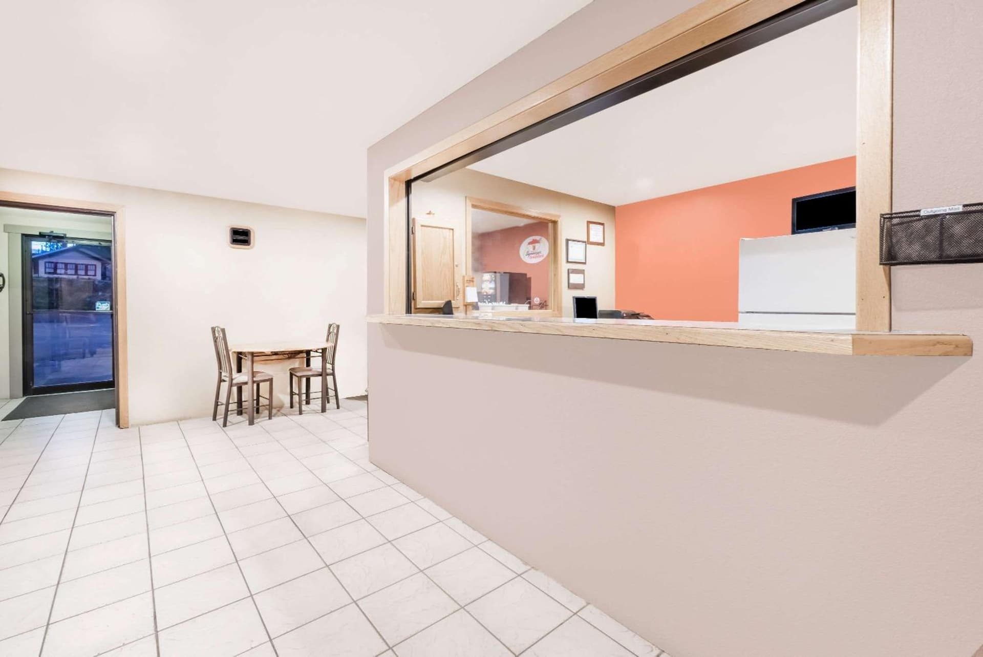 Super 8 by Wyndham Belle Fourche SD interior in Belle Fourche, SD — gallery photo 2