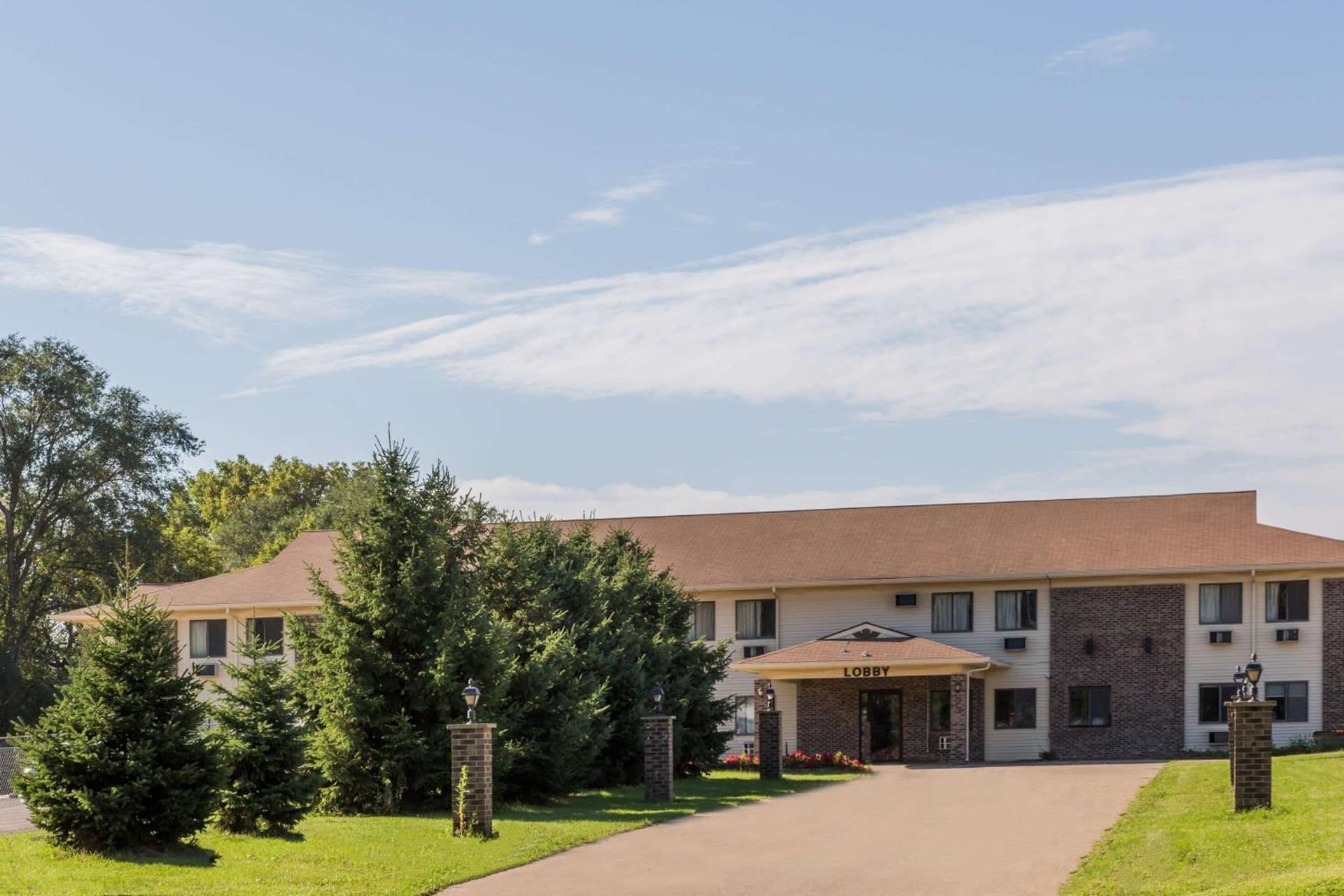 Super 8 by Wyndham Madison property views in Madison, SD — gallery photo 3