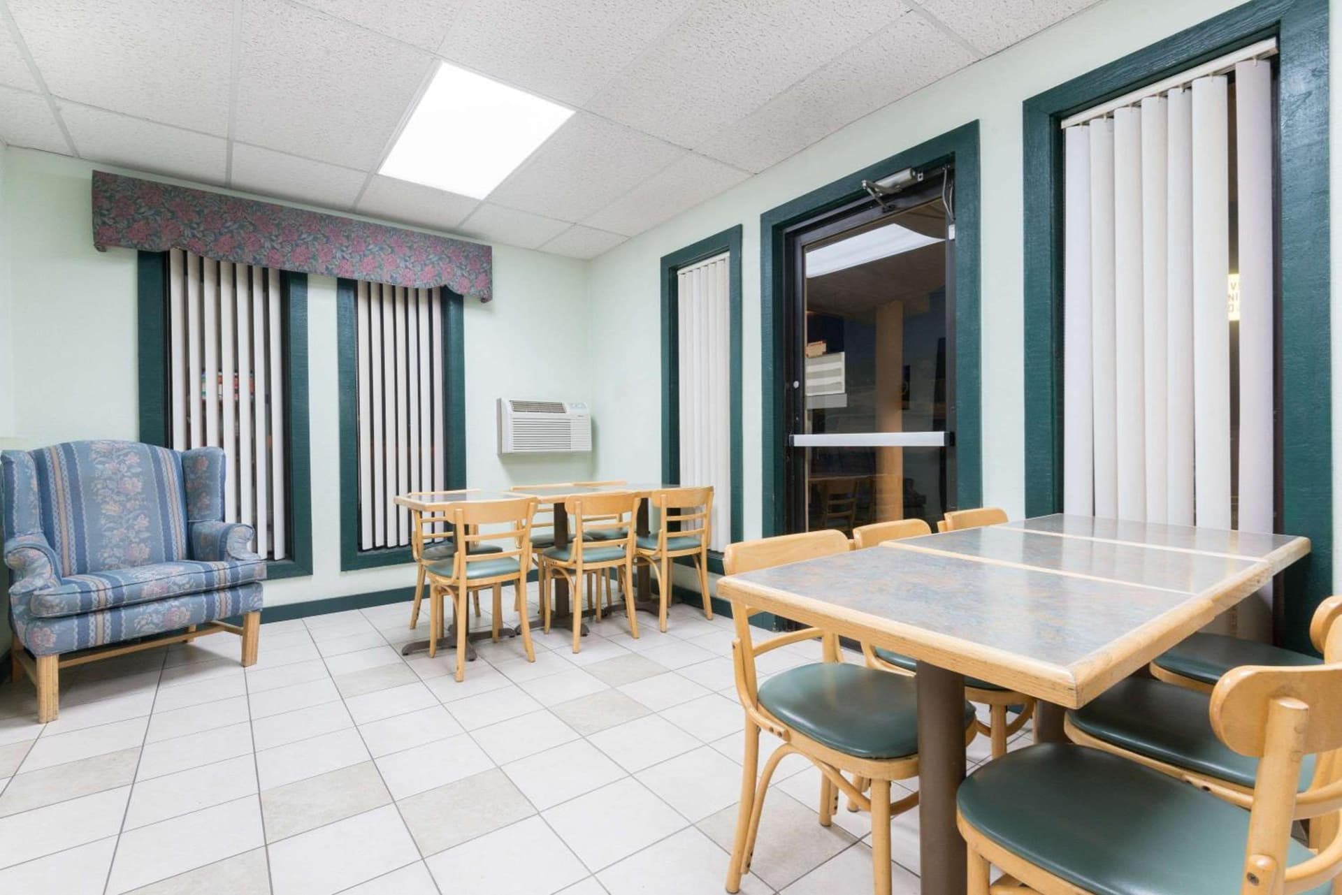 Super 8 by Wyndham Raton property views in Raton, NM — gallery photo 3