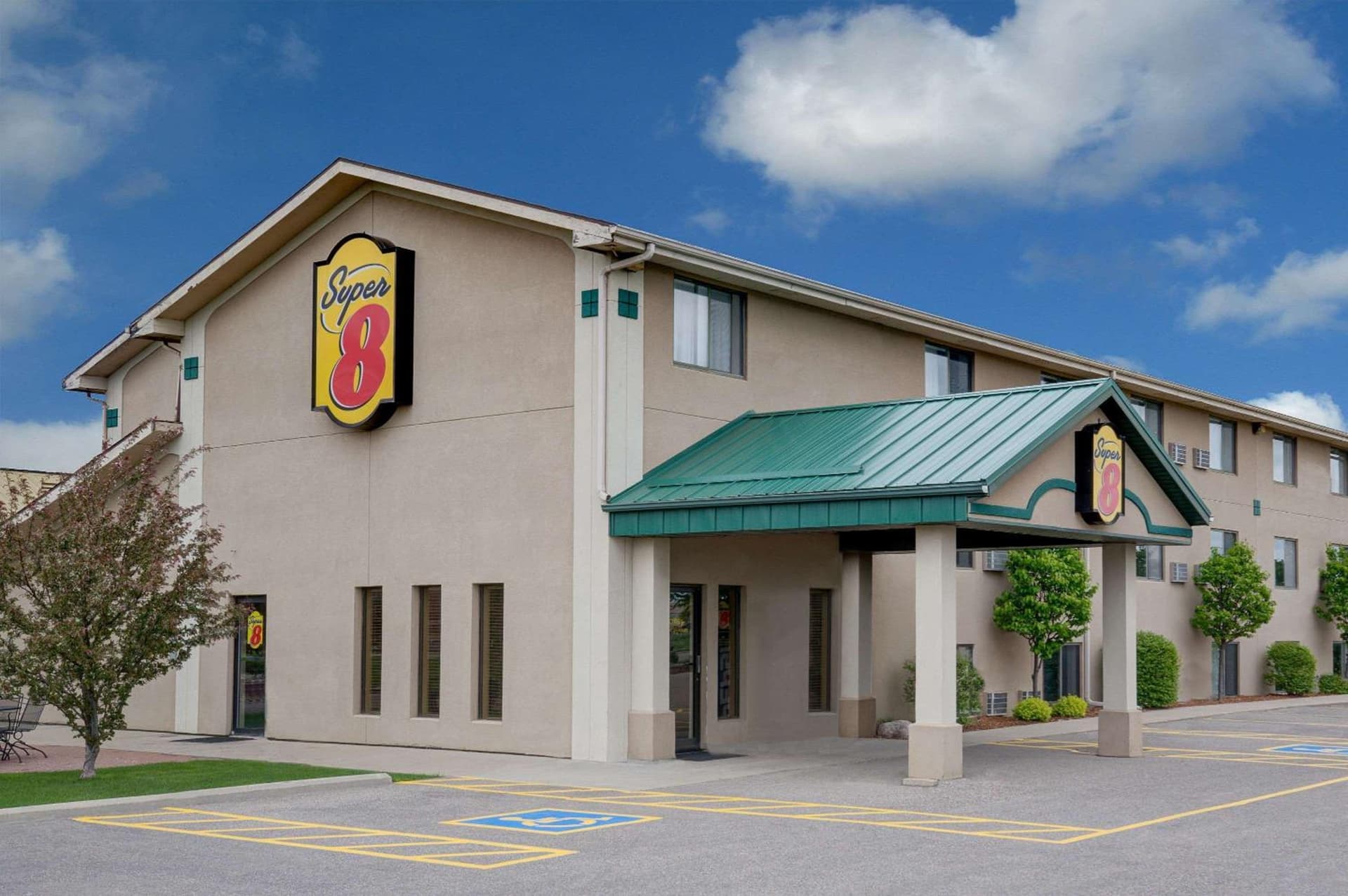 Super 8 by Wyndham Willmar interior in Willmar, MN — gallery photo 2