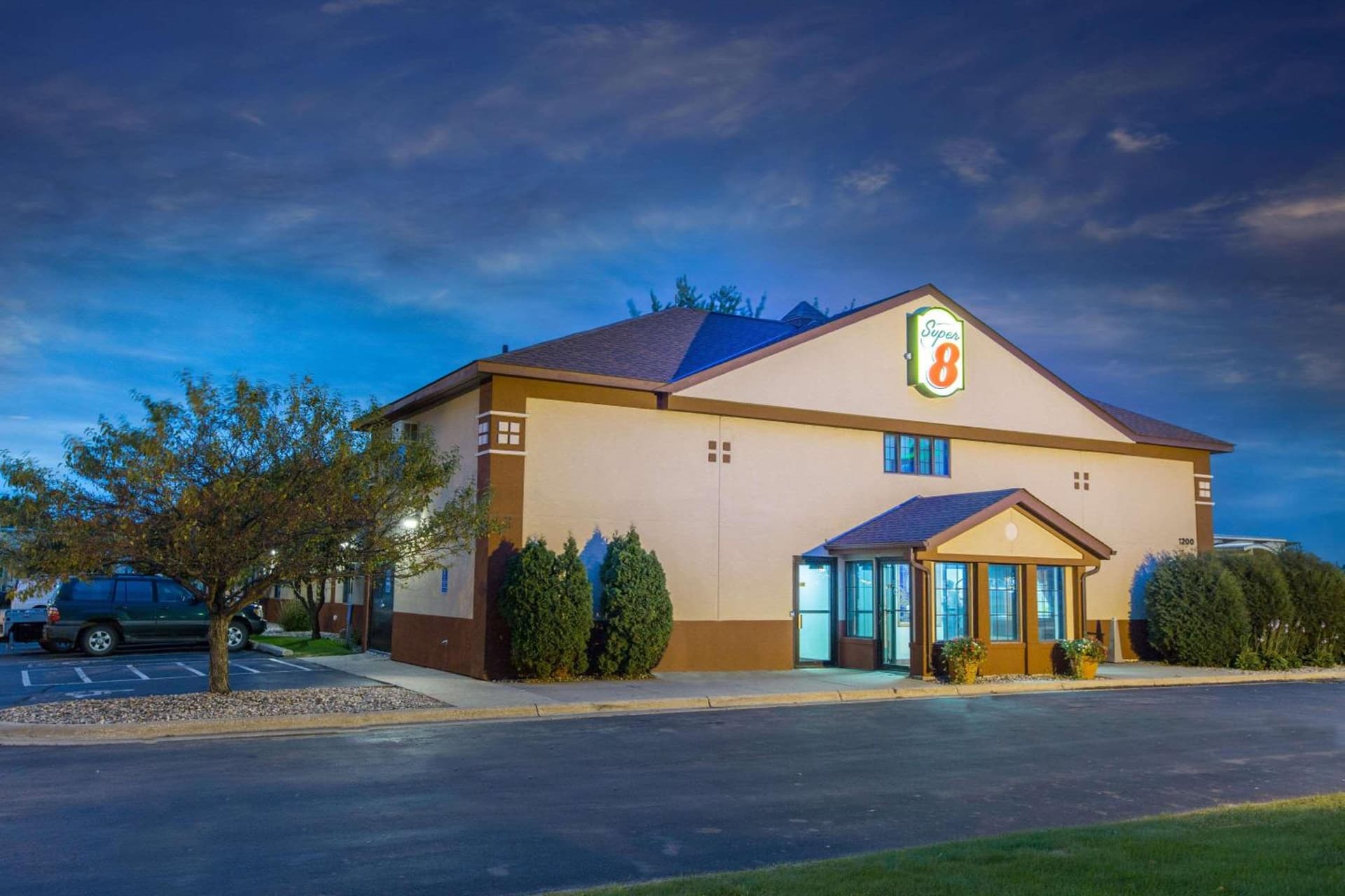Super 8 by Wyndham Fairmont interior in Fairmont, MN — gallery photo 2