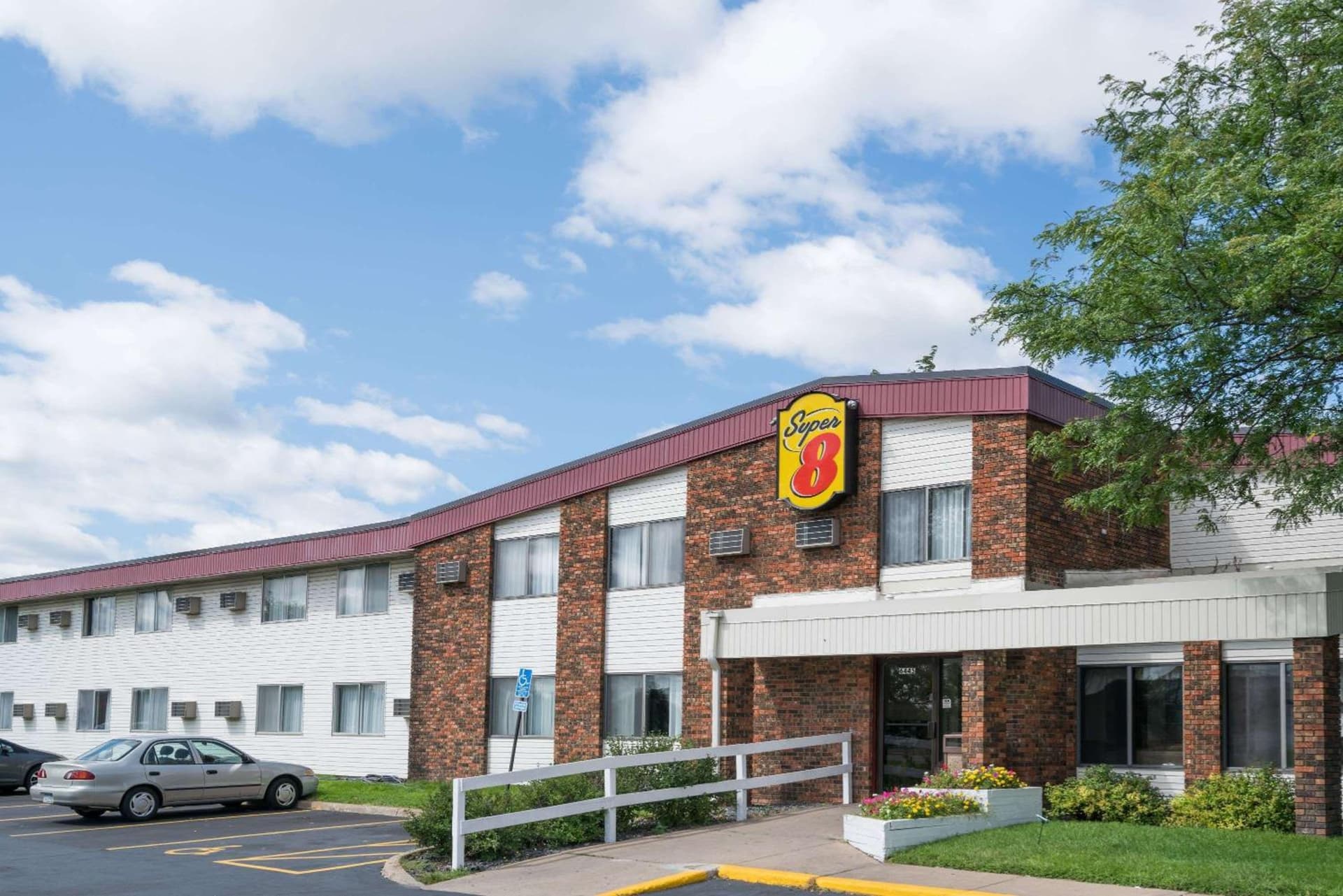 Super 8 by Wyndham Brooklyn Center/MPLS interior in Brooklyn Center, MN — gallery photo 2