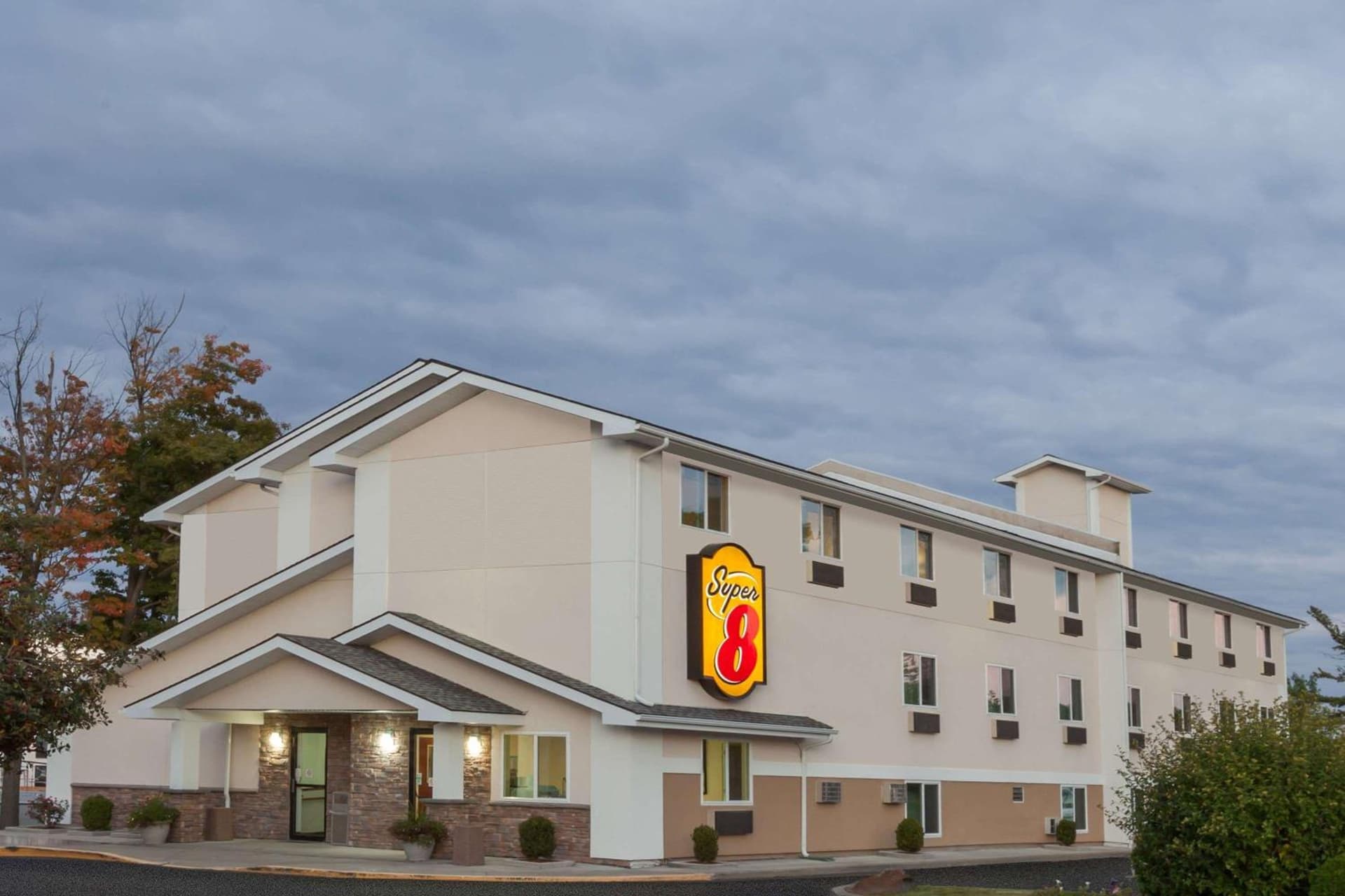 Super 8 by Wyndham Latham - Albany Airport interior in Latham, NY — gallery photo 2