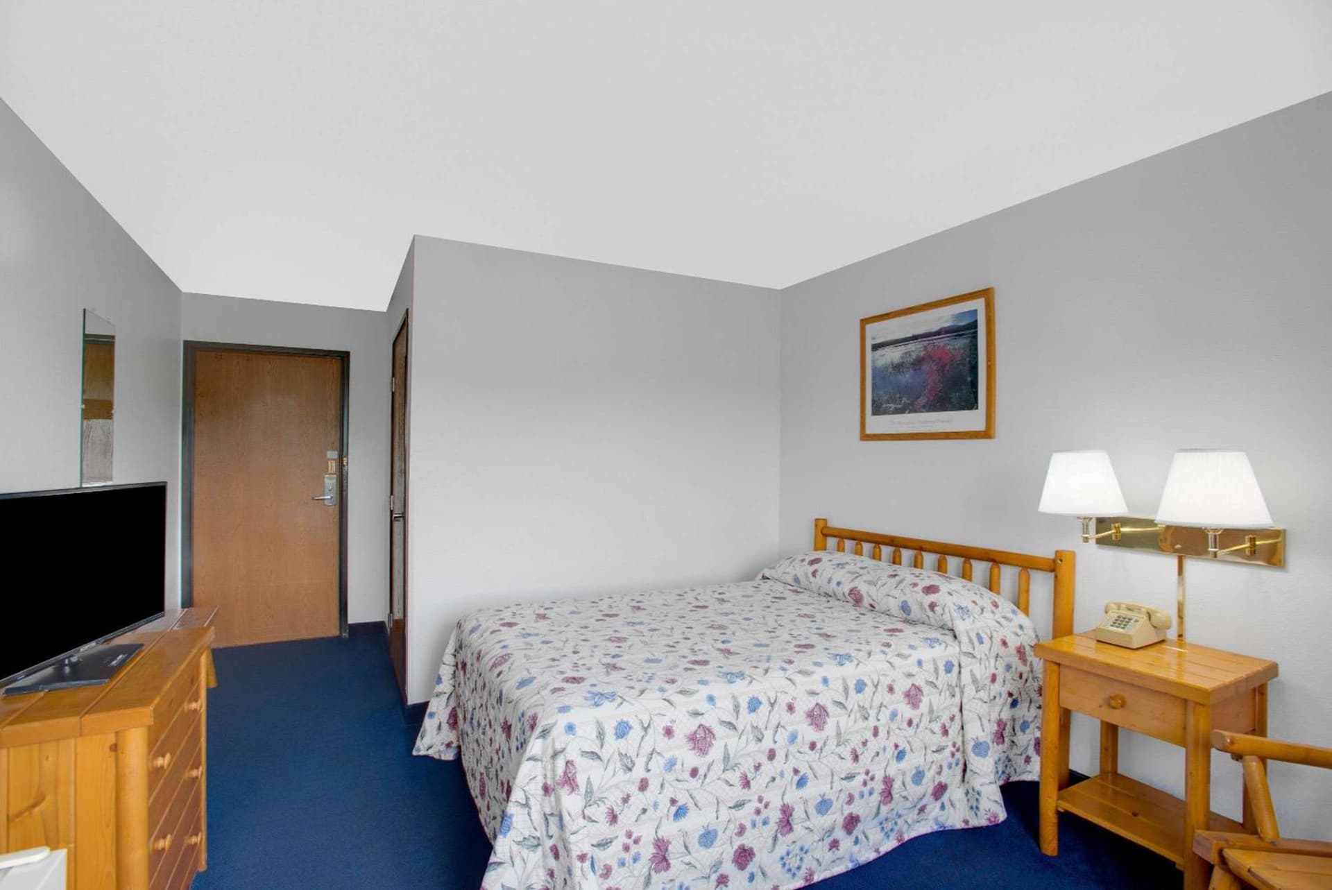 Super 8 by Wyndham Lake George/Warrensburg Area interior in Warrensburg — gallery photo 2