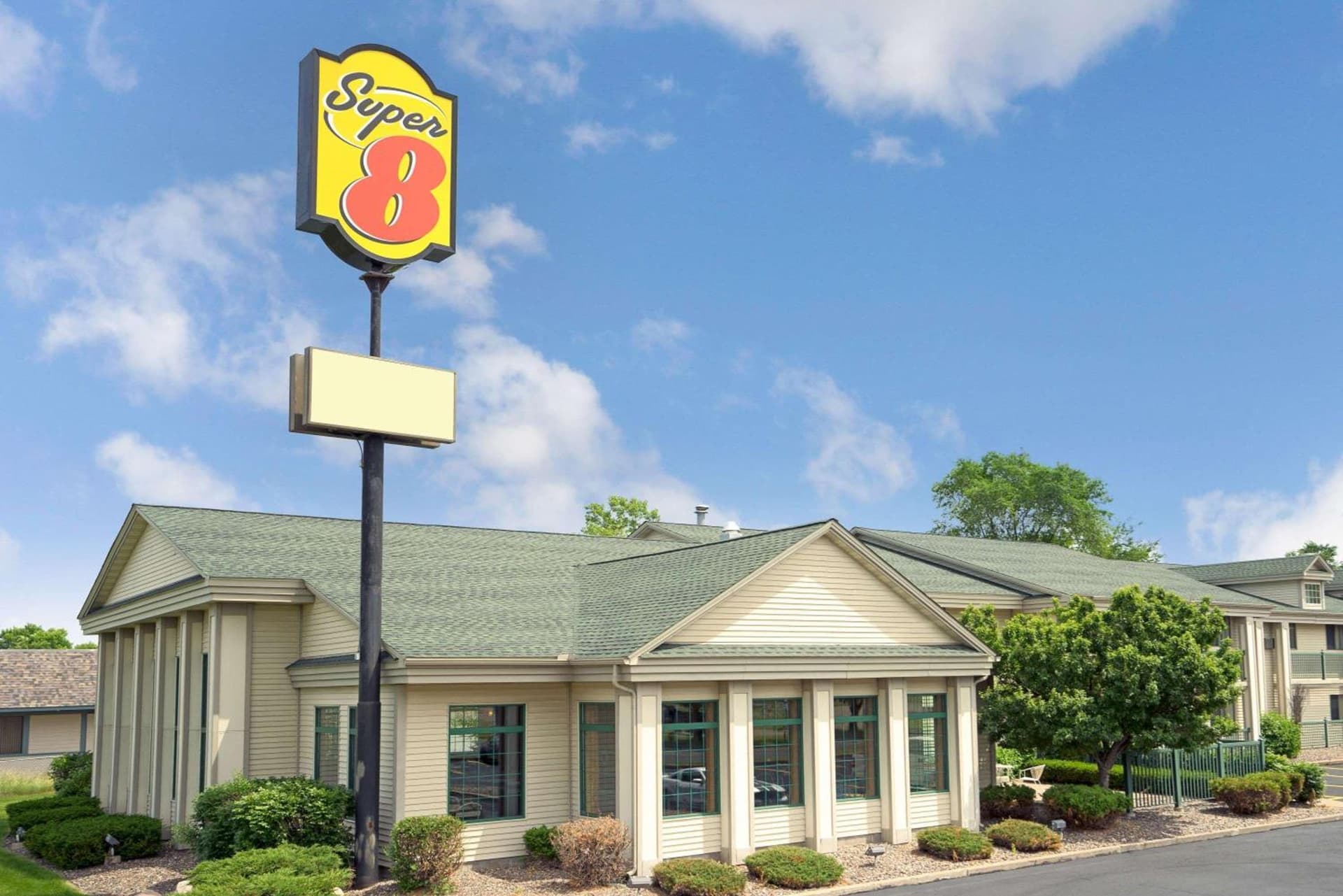 Super 8 by Wyndham Hudson — hotel in Hudson, Wisconsin