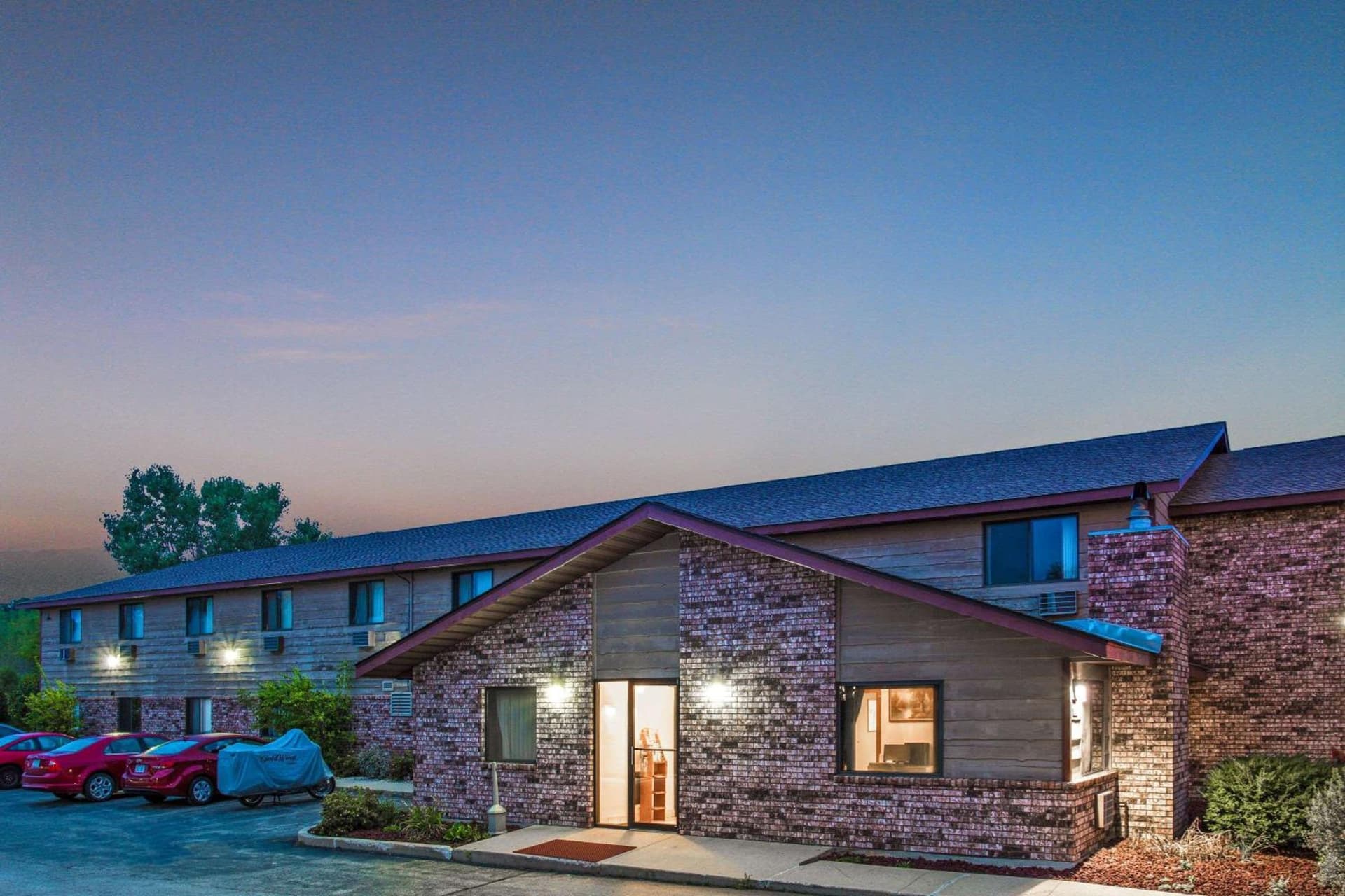 Super 8 by Wyndham Hartford WI interior in Hartford, WI — gallery photo 2