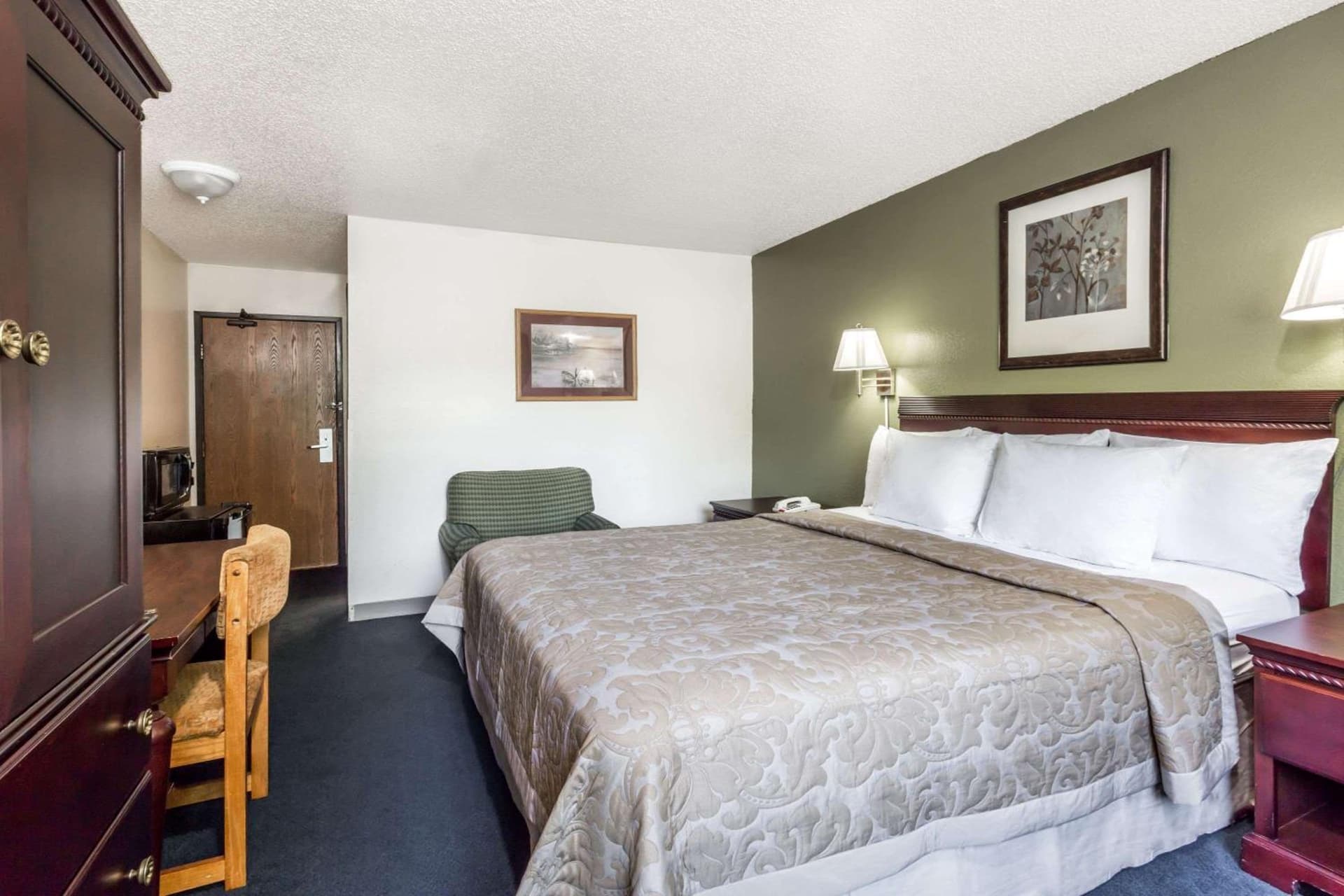 Super 8 by Wyndham Hampton gallery photo in Hampton, VA — image 13