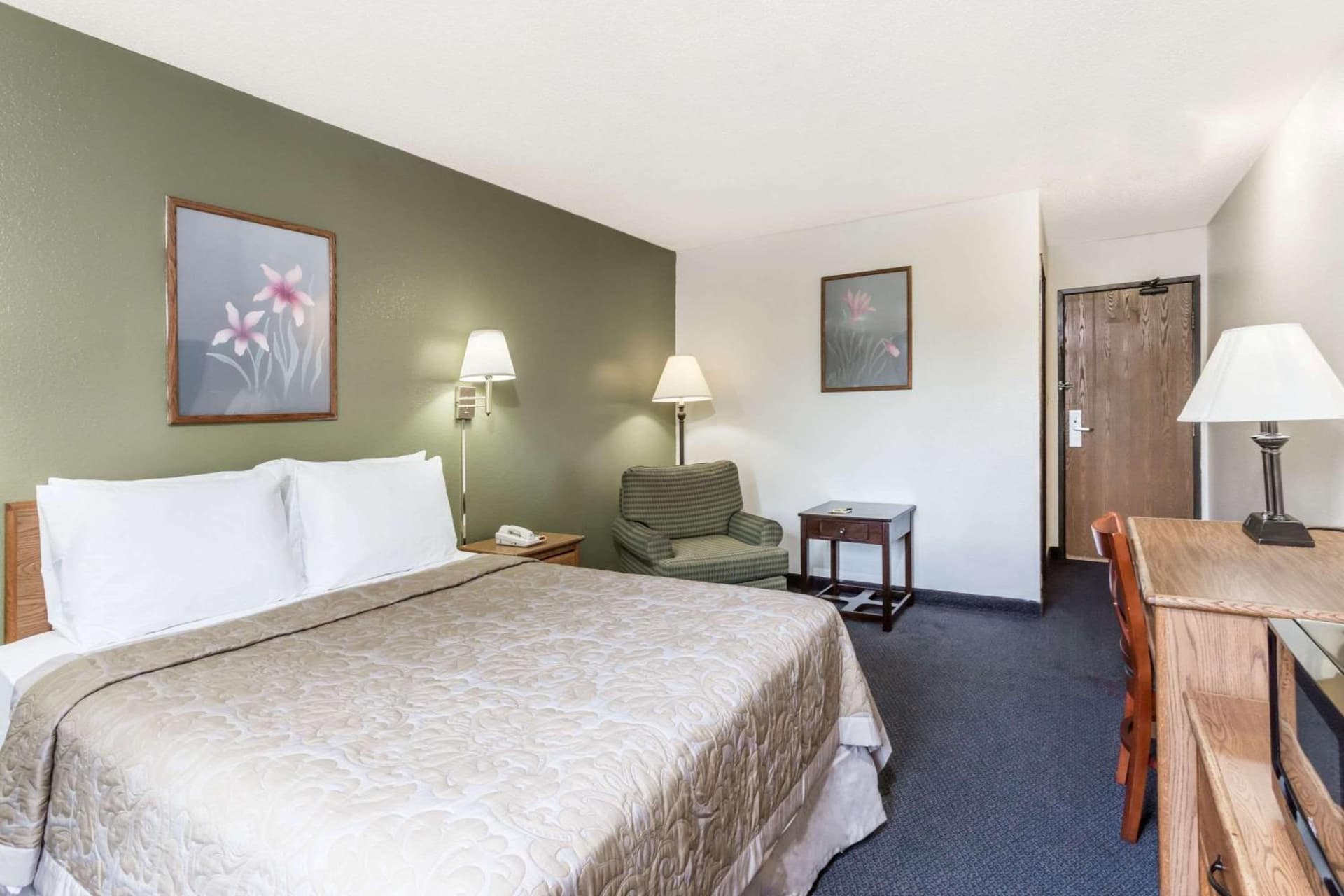 Super 8 by Wyndham Hampton gallery photo in Hampton, VA — image 6