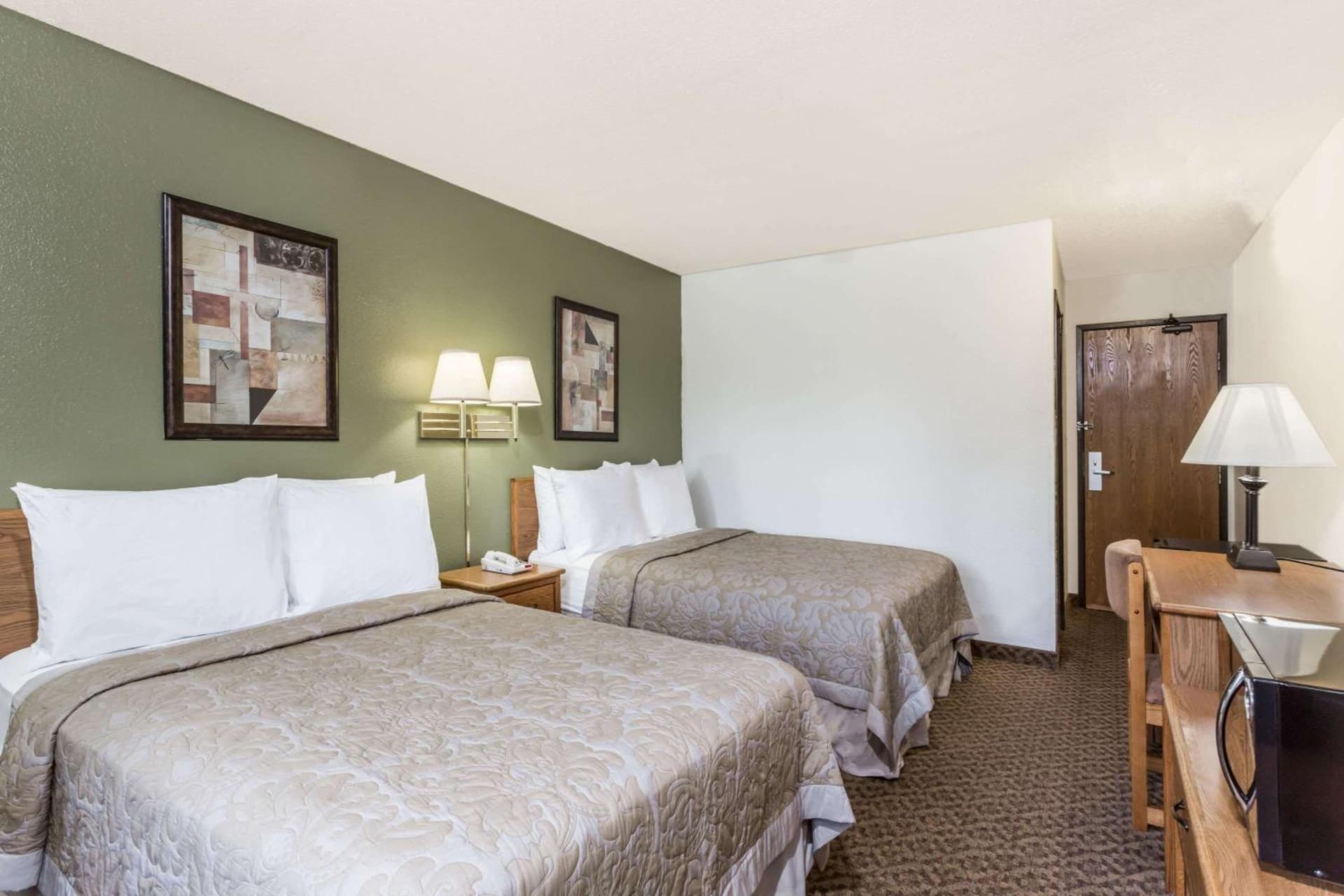 Super 8 by Wyndham Hampton gallery photo in Hampton, VA — image 5