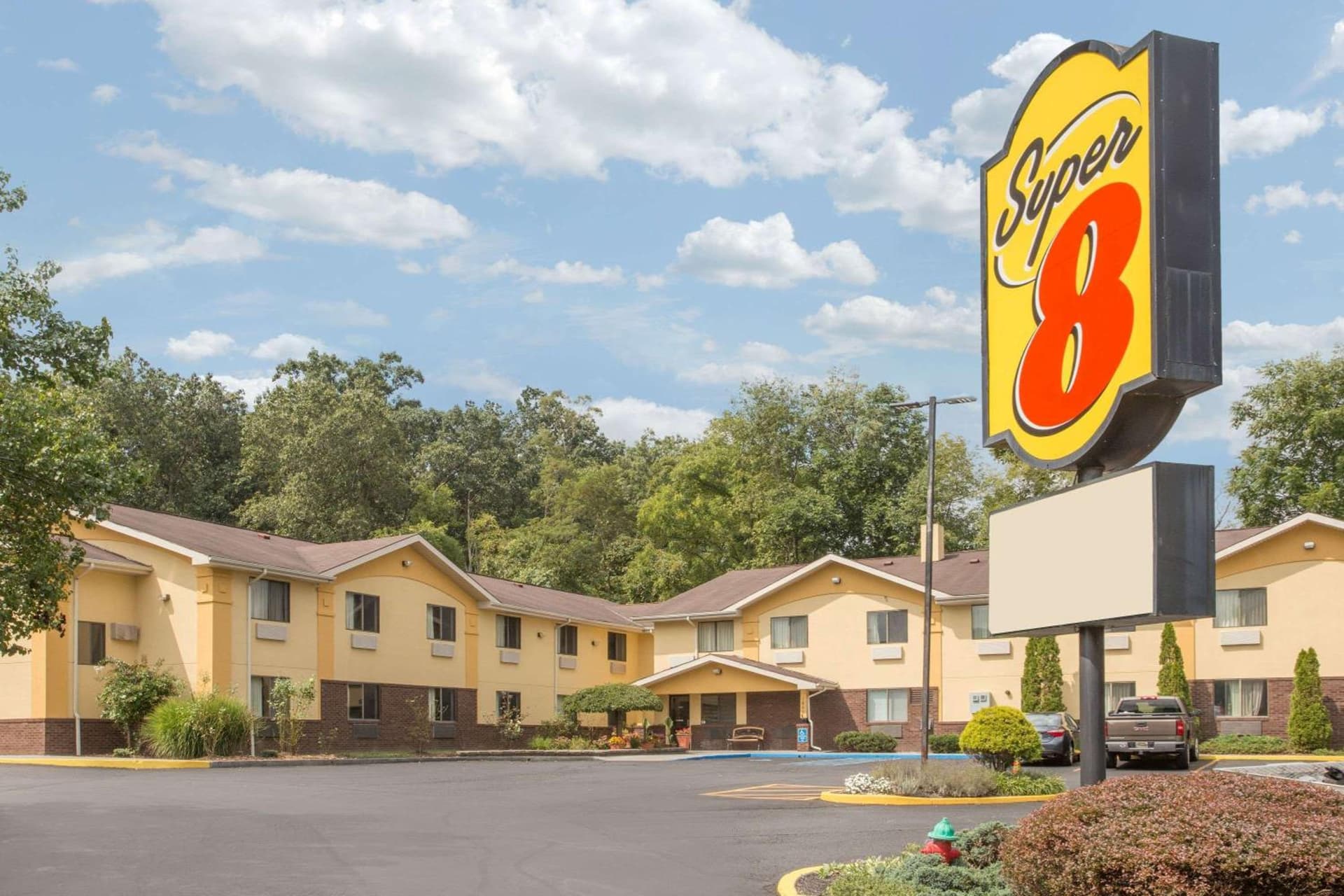 Super 8 by Wyndham Radford VA interior in Radford, VA — gallery photo 2