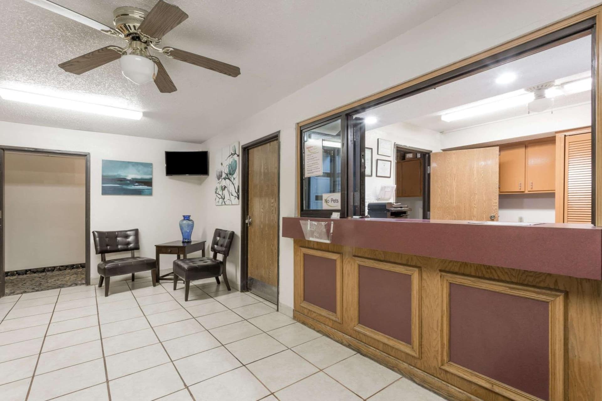 Super 8 by Wyndham Hampton interior in Hampton, VA — gallery photo 2