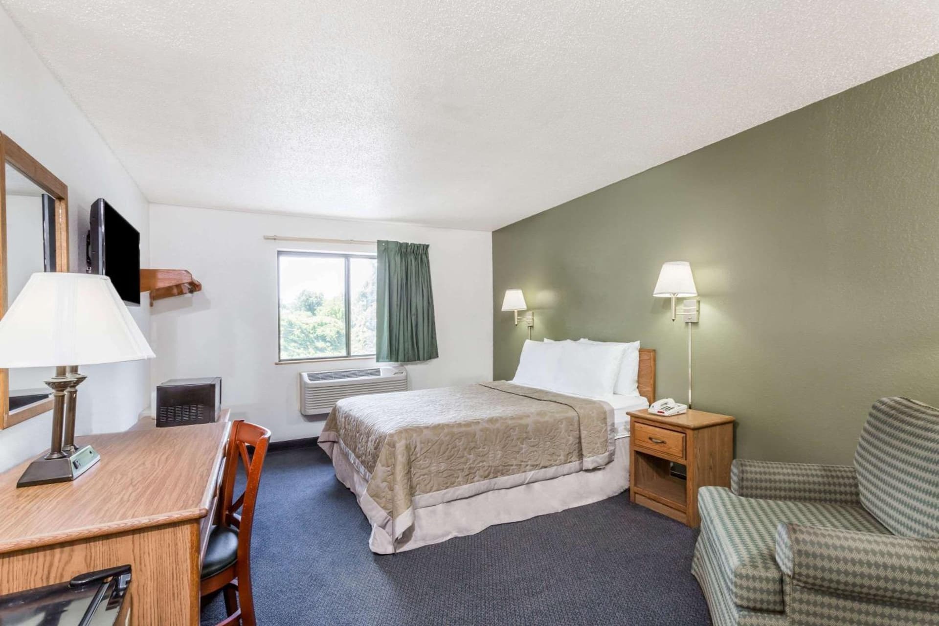 Super 8 by Wyndham Hampton gallery photo in Hampton, VA — image 11