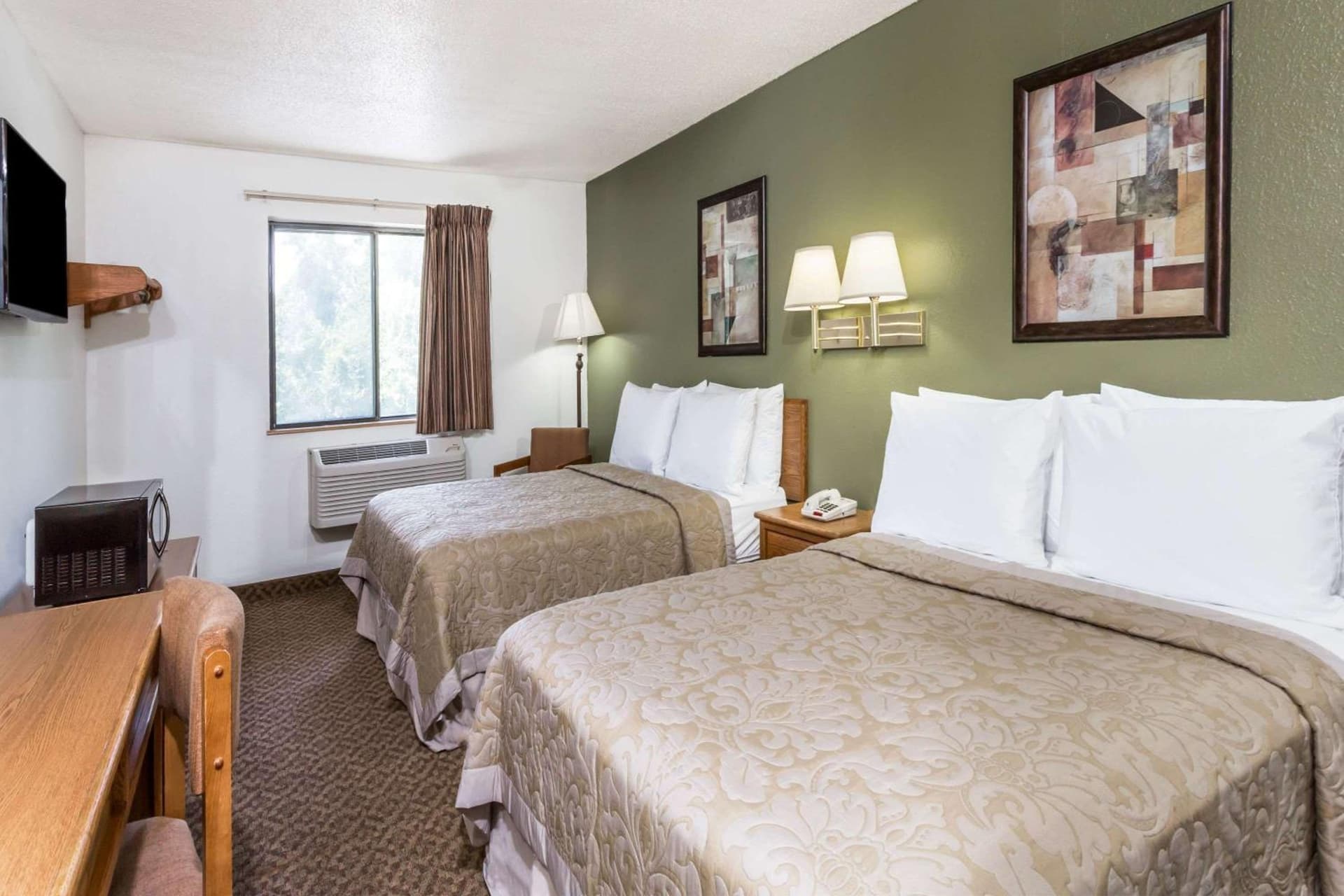 Super 8 by Wyndham Hampton gallery photo in Hampton, VA — image 7