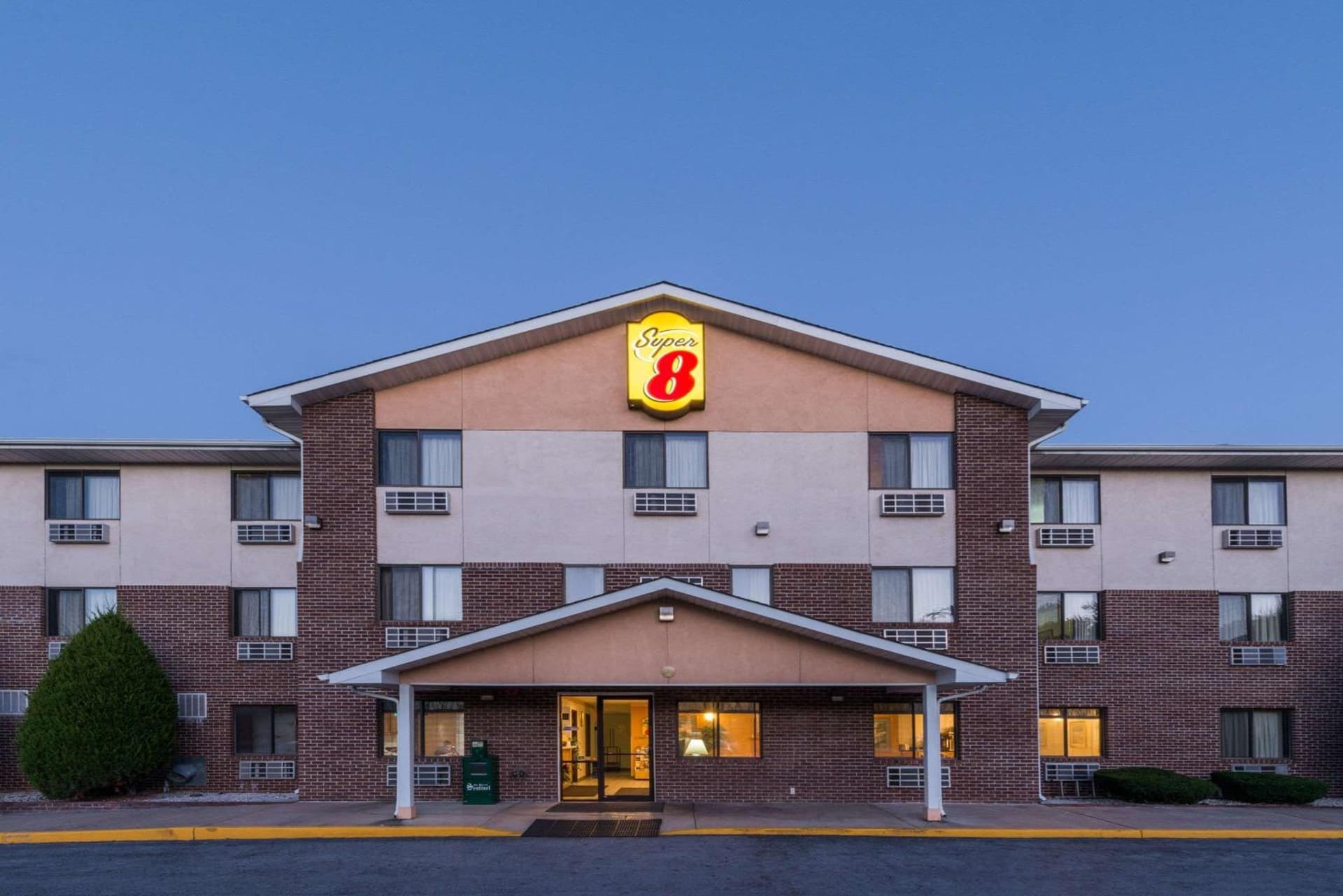 Super 8 by Wyndham Front Royal Near Shenandoah National Park interior in Front Royal, VA — gallery photo 2