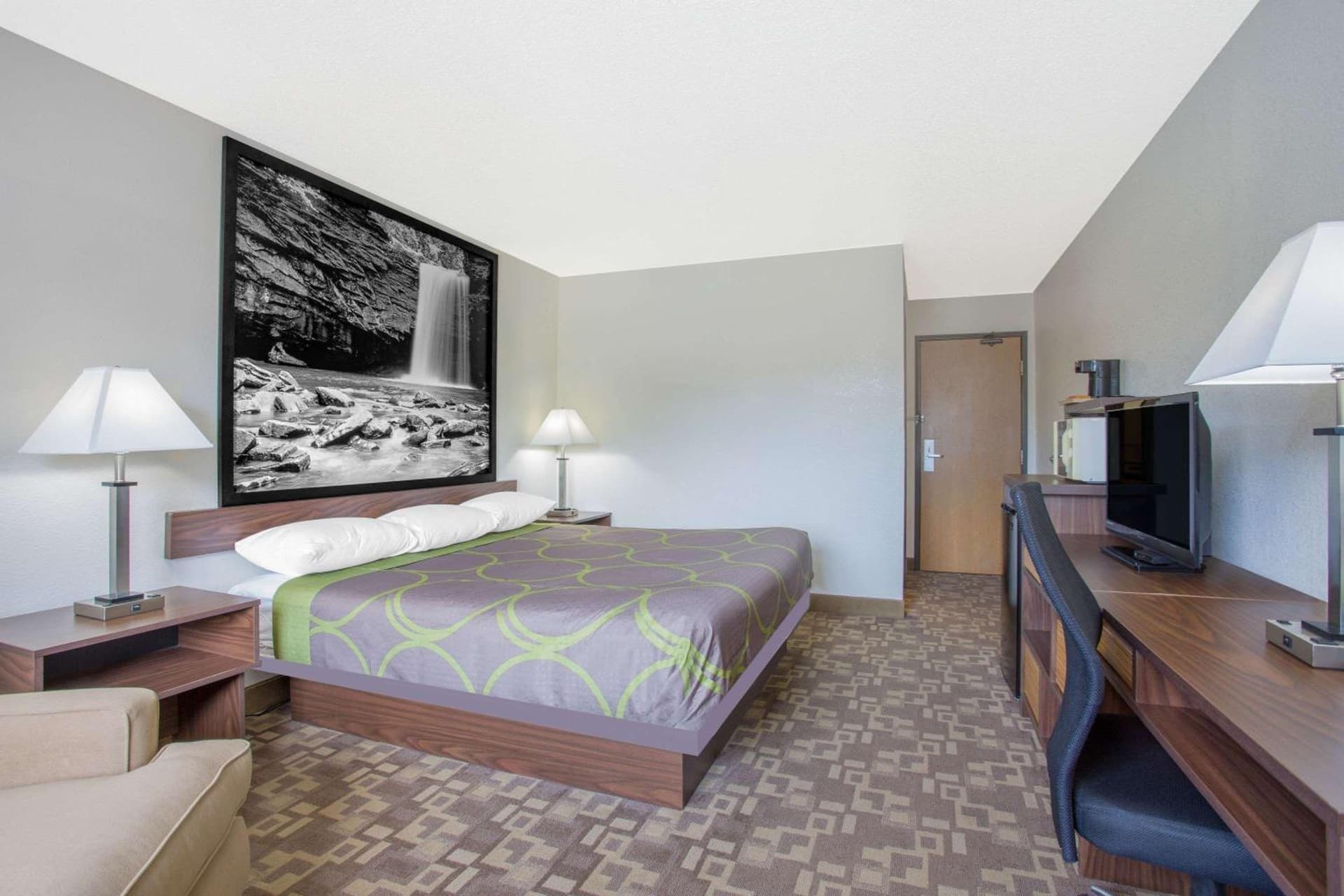 Super 8 by Wyndham Appomattox VA property views in Appomattox, VA — gallery photo 3