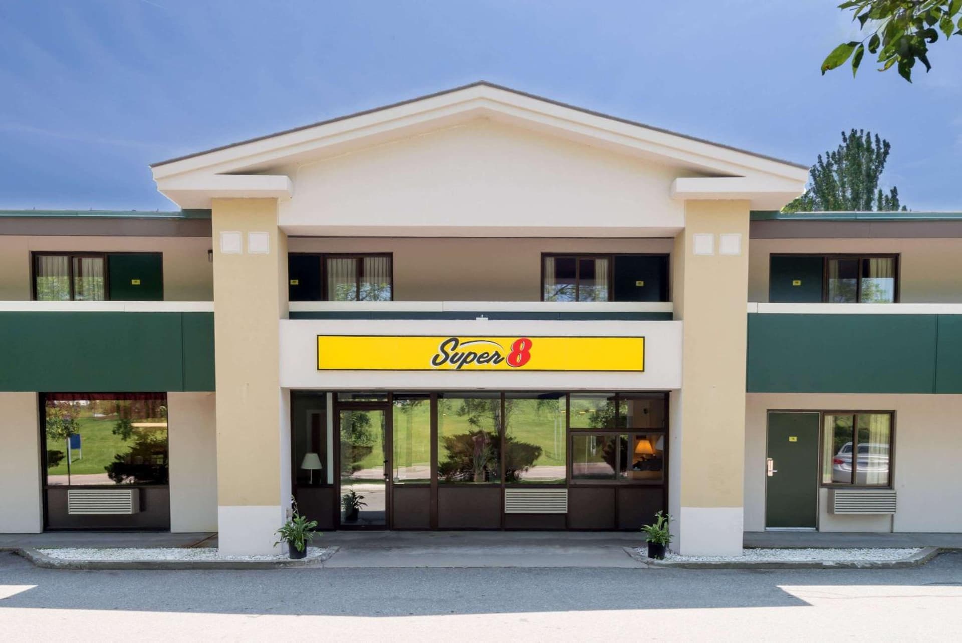 Super 8 by Wyndham White River Junction — hotel in White River Junction, Vermont