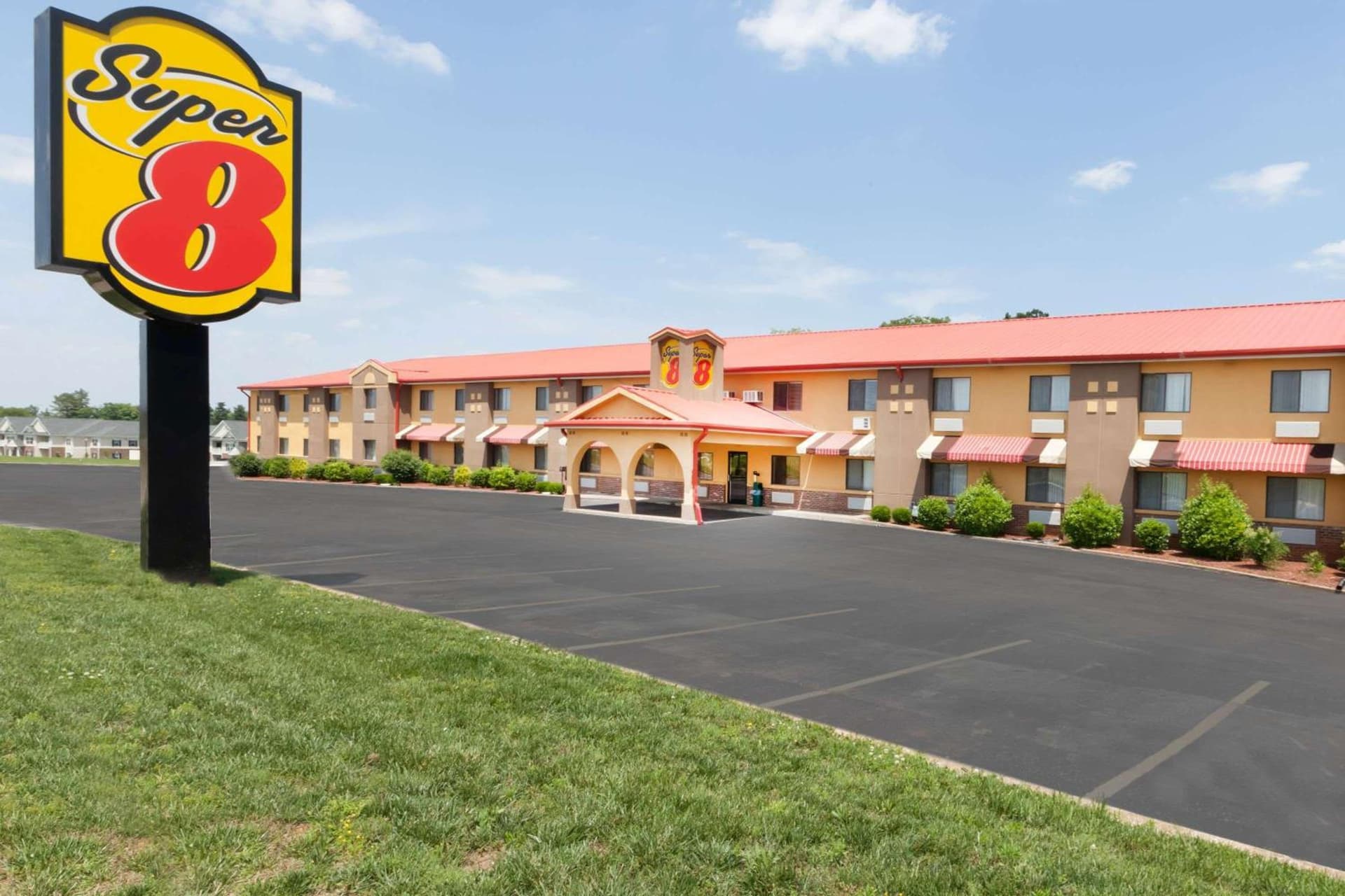 Super 8 South by Wyndham featured exterior or lobby in Bowling Green, KY — similar hotel
