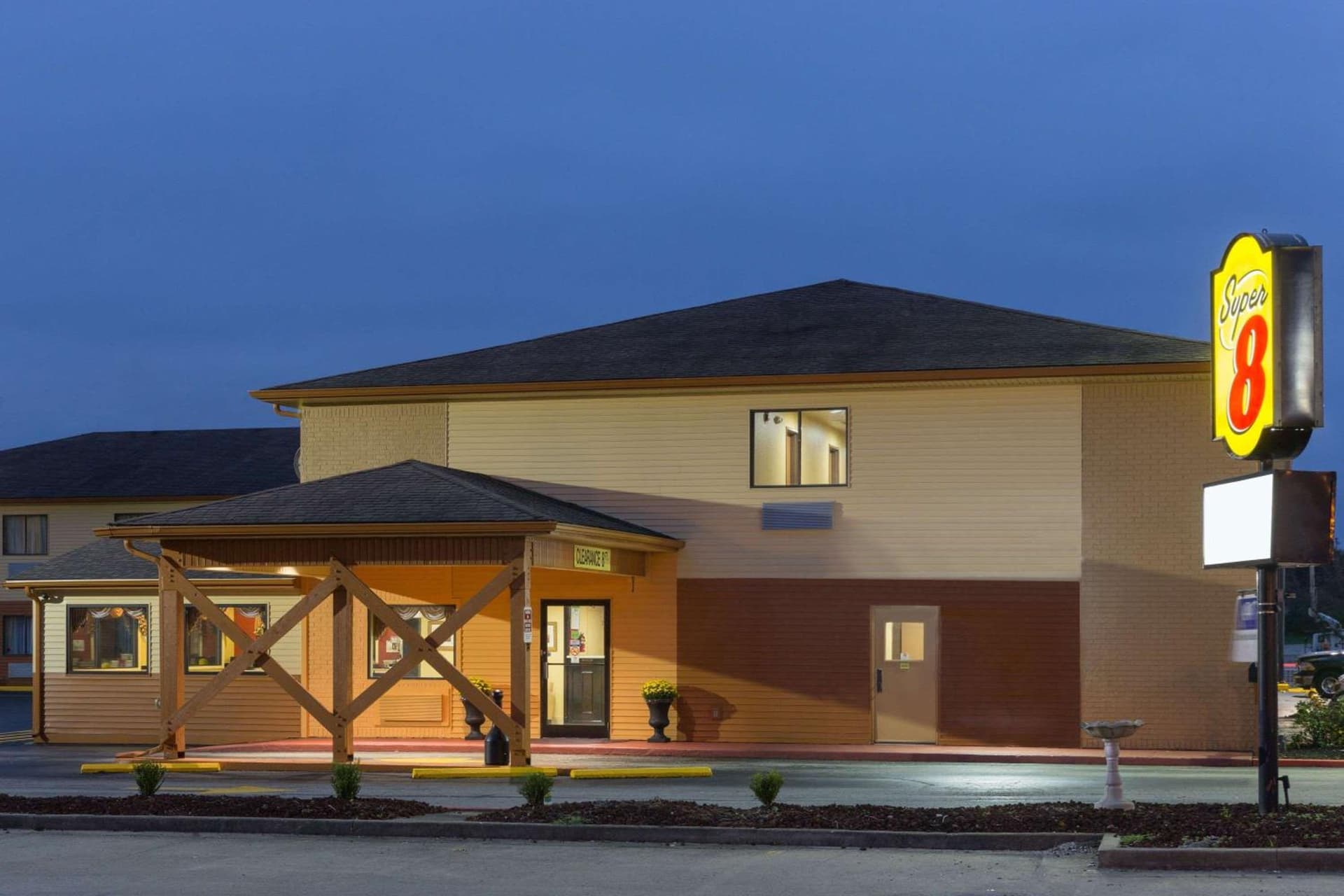 Super 8 by Wyndham Richmond interior in Richmond, KY — gallery photo 2