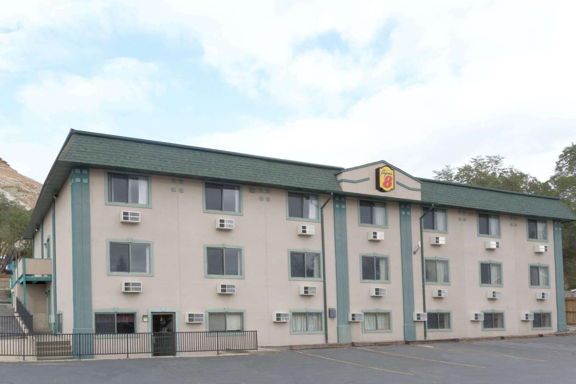 Super 8 by Wyndham Green River interior in Green River, WY — gallery photo 2