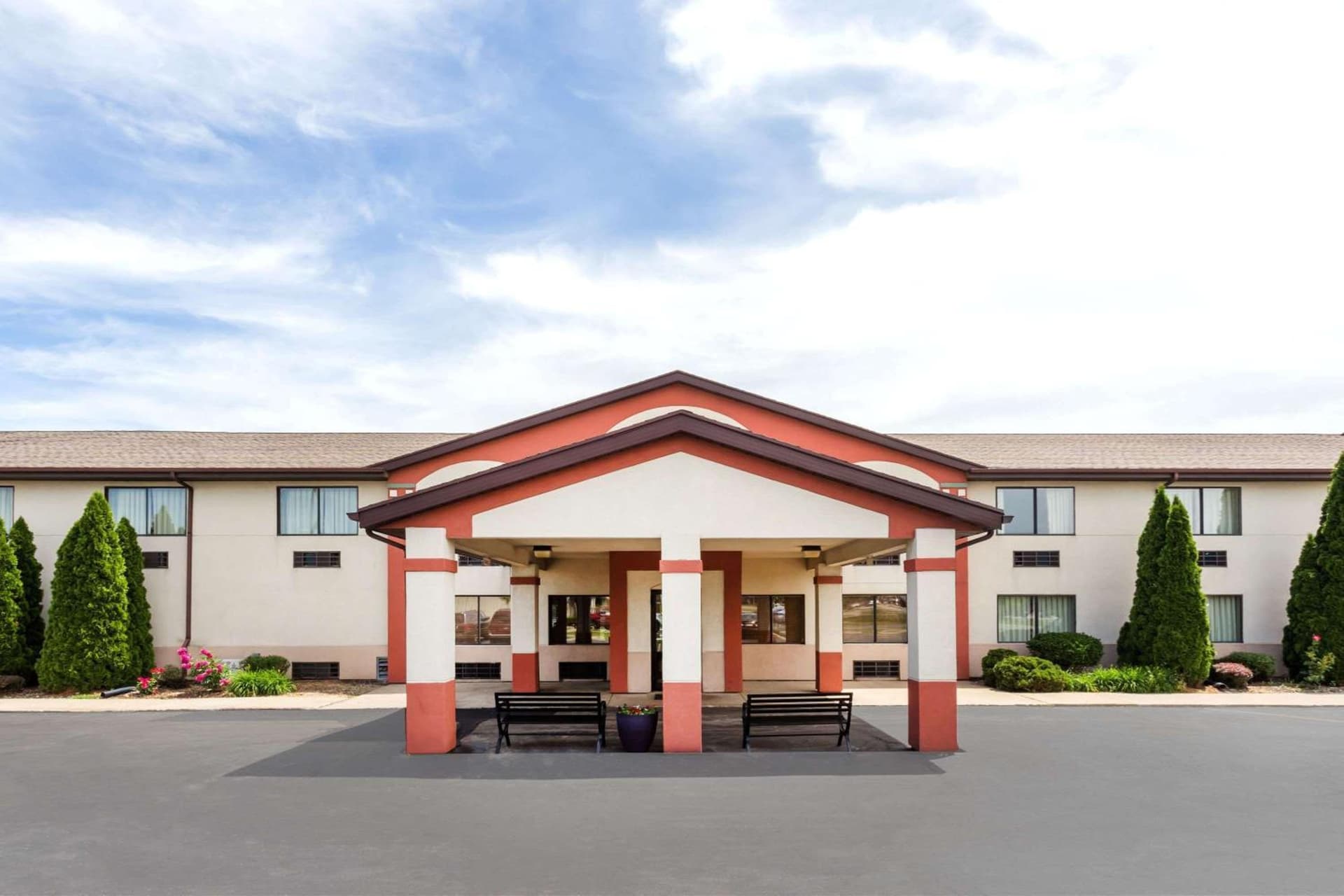 Super 8 by Wyndham Plymouth interior in Plymouth, IN — gallery photo 2