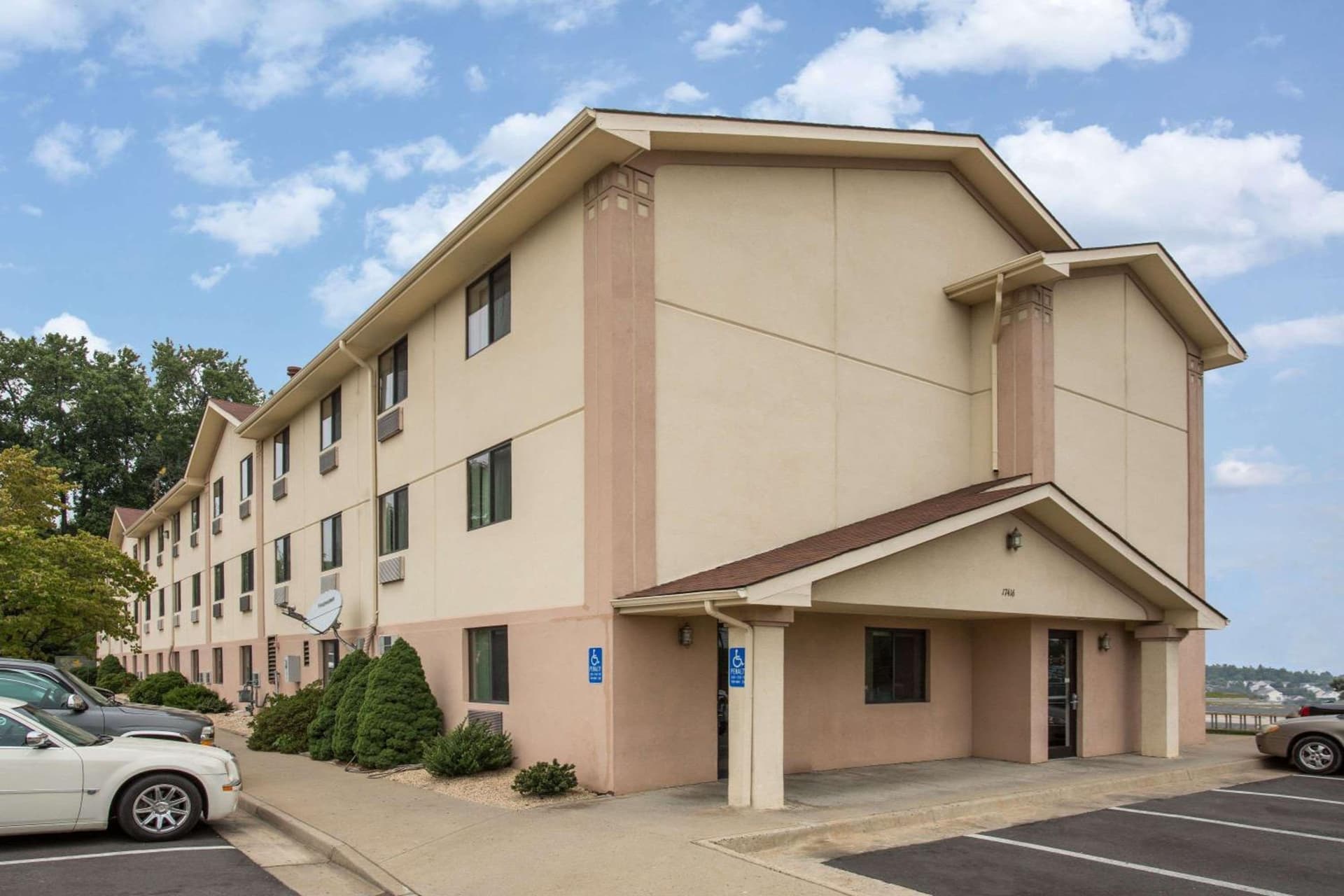 Super 8 by Wyndham Dumfries/Quantico featured exterior or lobby in Dumfries, VA — similar hotel
