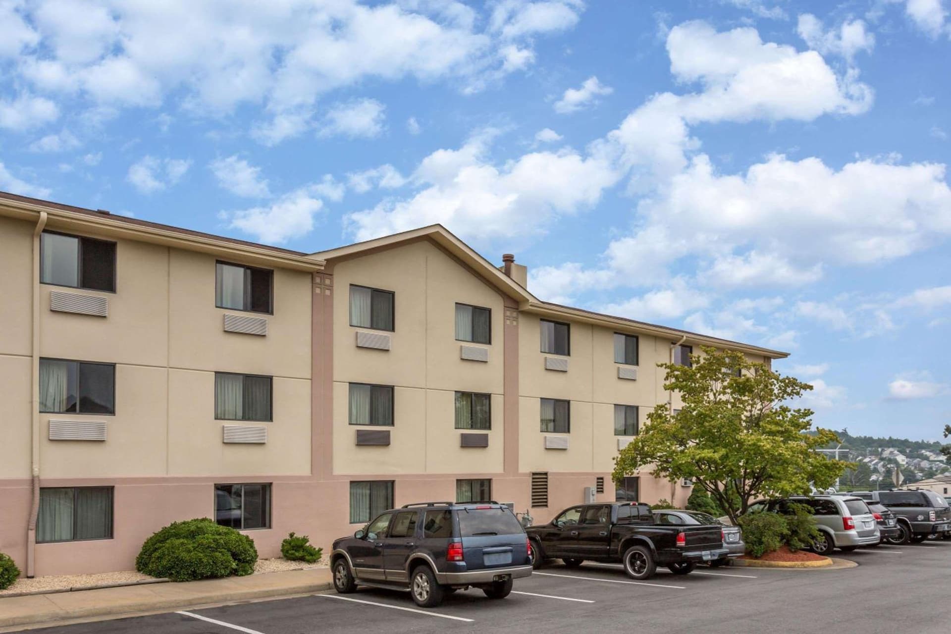 Super 8 by Wyndham Dumfries/Quantico interior in Dumfries, VA — gallery photo 2