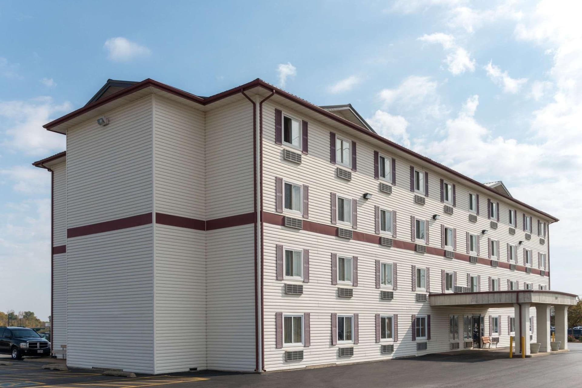 Super 8 by Wyndham Springfield East interior in Springfield, IL — gallery photo 2