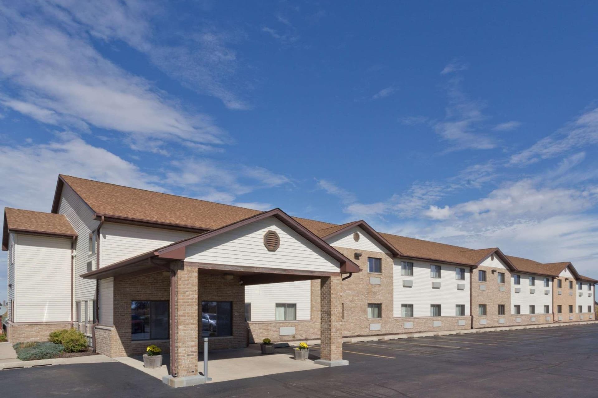 Super 8 by Wyndham Rochelle interior in Rochelle, IL — gallery photo 2