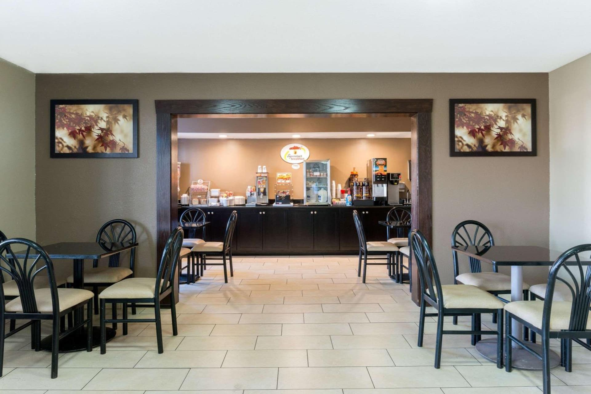 Super 8 by Wyndham Springfield East gallery photo in Springfield, IL — image 12