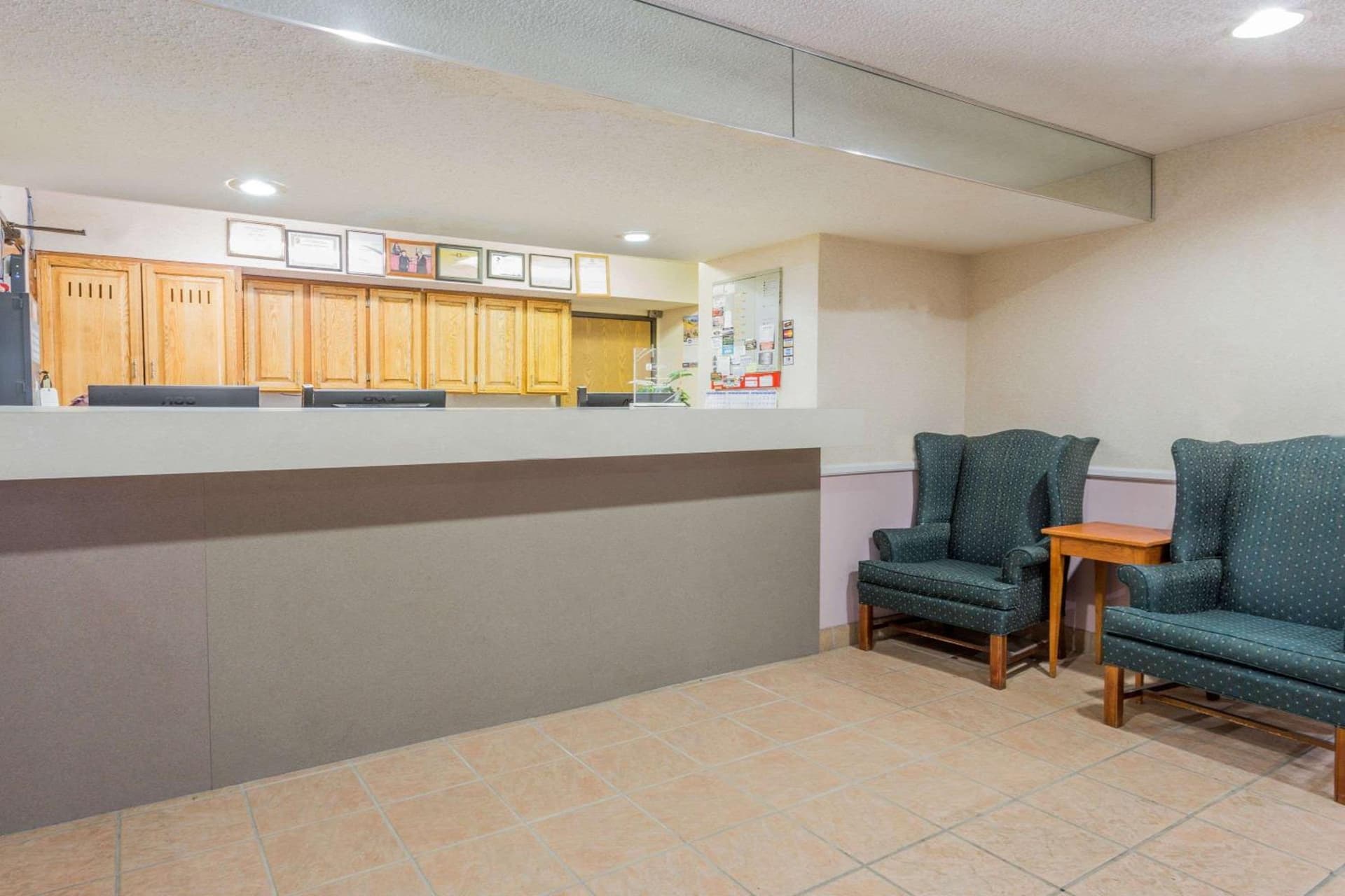 Super 8 by Wyndham St. Charles interior in Saint Charles, IL — gallery photo 2