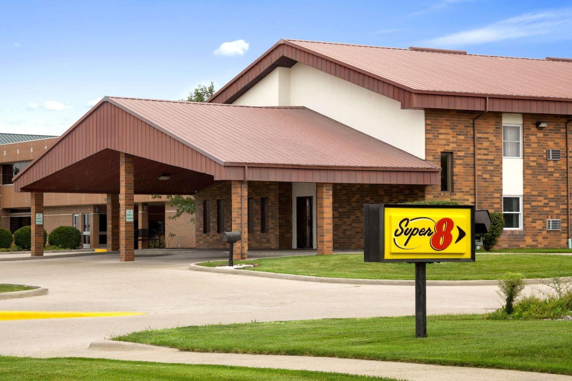 Super 8 by Wyndham Tuscola interior in Tuscola, IL — gallery photo 2