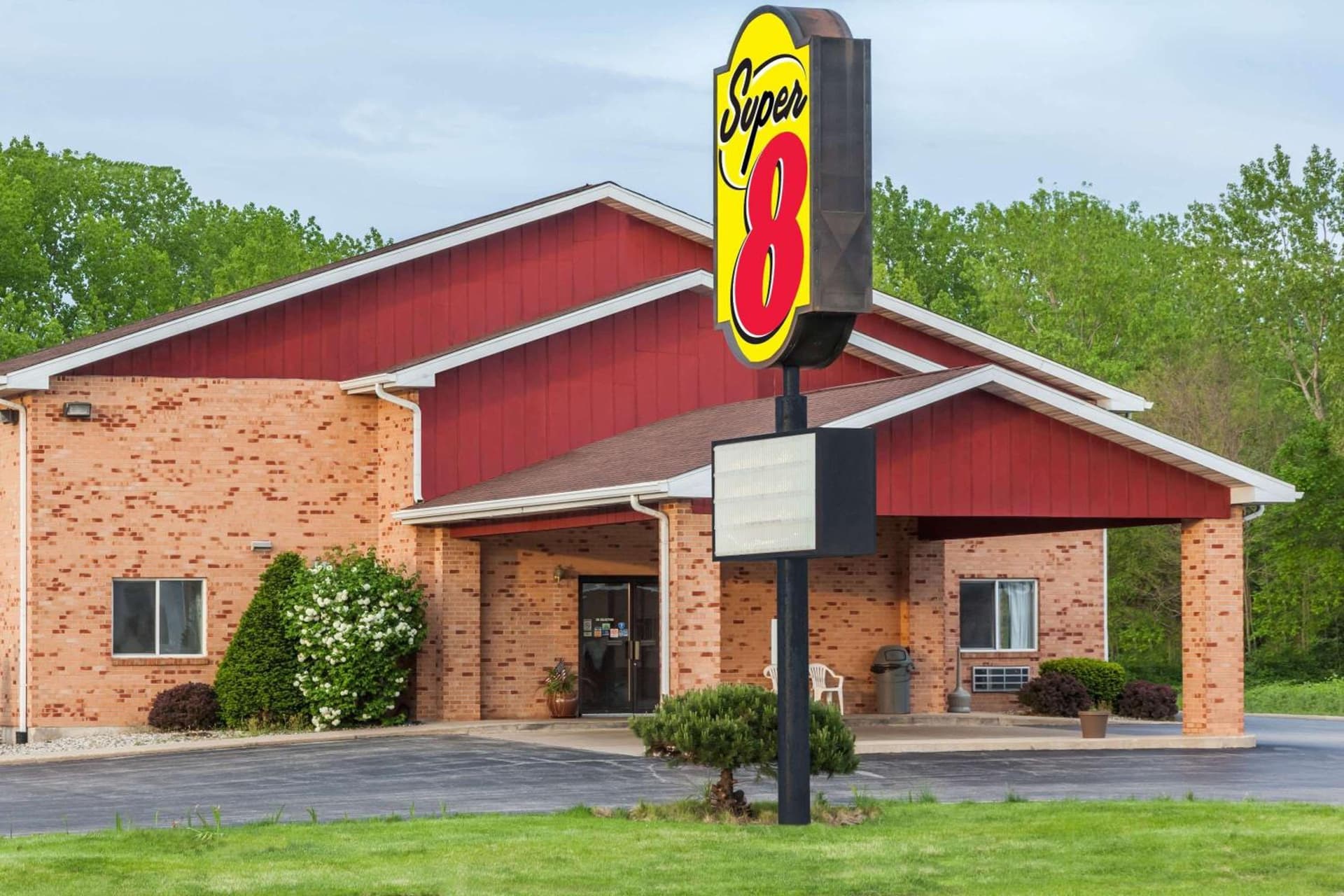 Super 8 by Wyndham Watseka interior in Watseka, IL — gallery photo 2