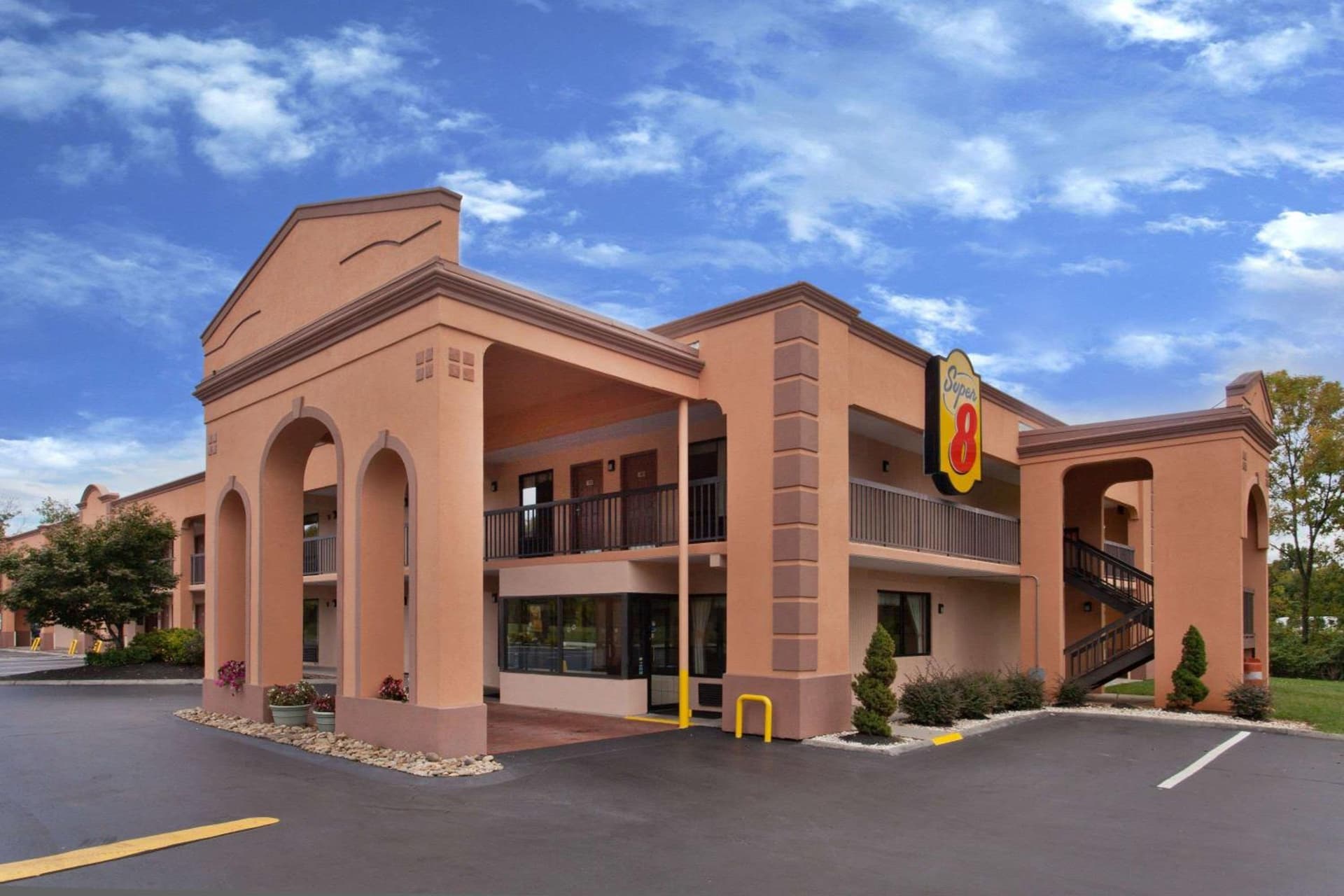 Super 8 by Wyndham Knoxville West/Farragut interior in Knoxville, TN — gallery photo 2