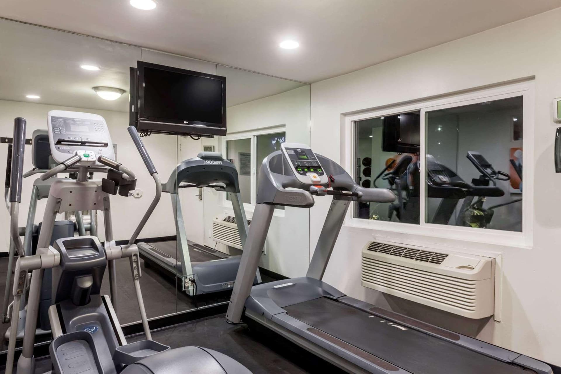 Days Inn by Wyndham San Diego Hotel Circle gallery photo in San Diego, CA — image 32