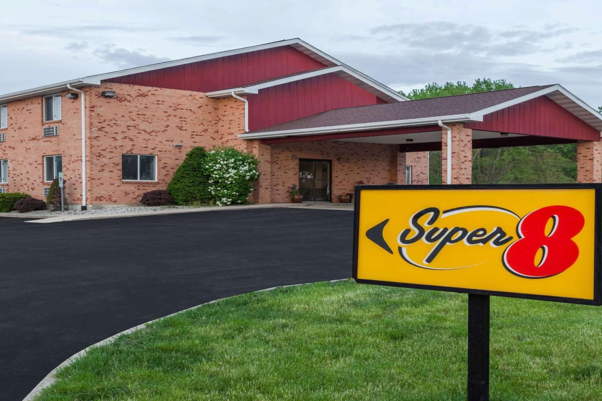 Super 8 by Wyndham Watseka featured exterior or lobby in Watseka, IL — similar hotel